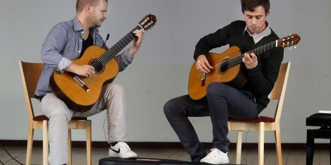 Gitarrspel på hög nivå. Thomas Hansy och David Hansson gör publiken andlös med sitt skickliga spel och okonventionella sätt                   att spela gitarr.