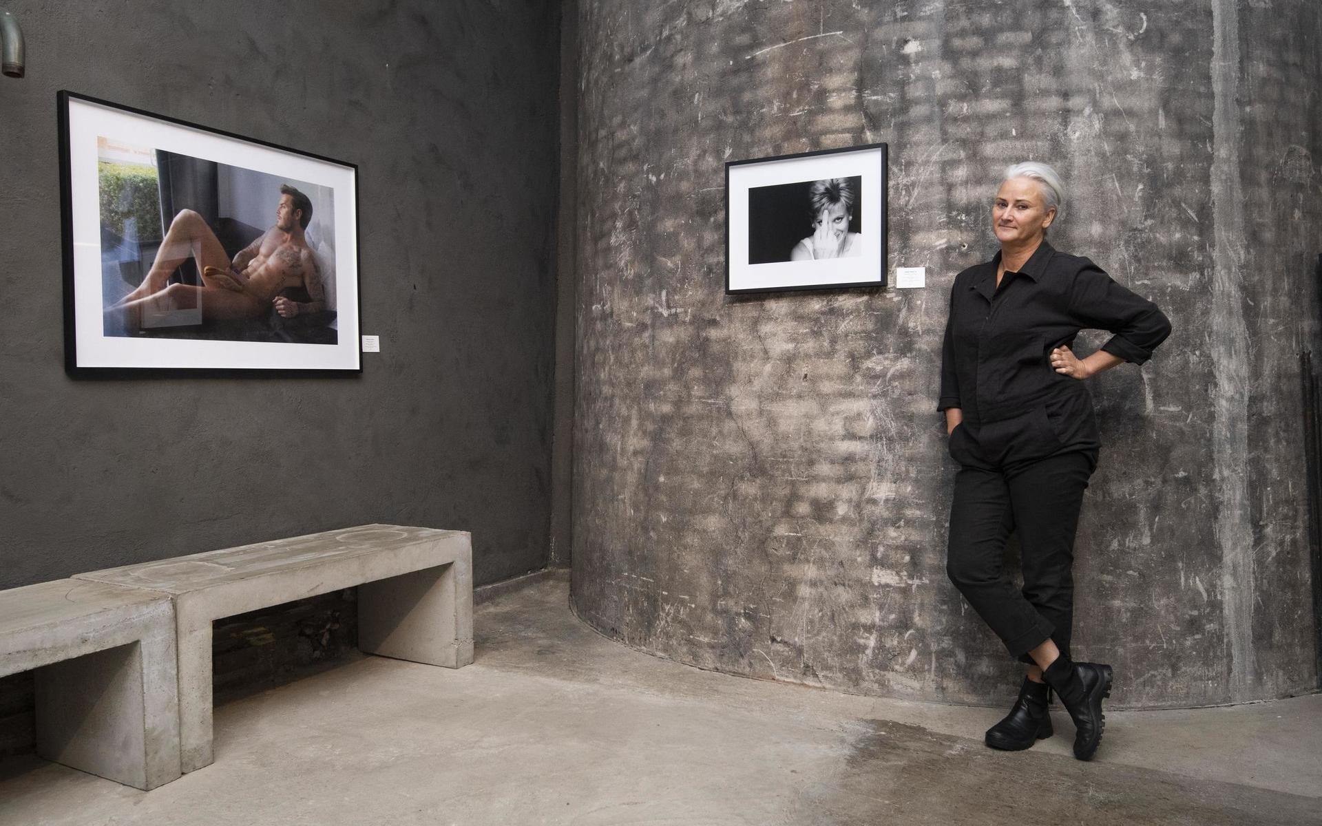 Nette Johansson blir glad varje morgon när hon kommer in i galleriet och möts av bilden på David Beckham, liggandes naken på en soffa med en hot dog över sin mest privata kroppsdel. ”Det är väldigt mycket humor i Alisons fotografier.”