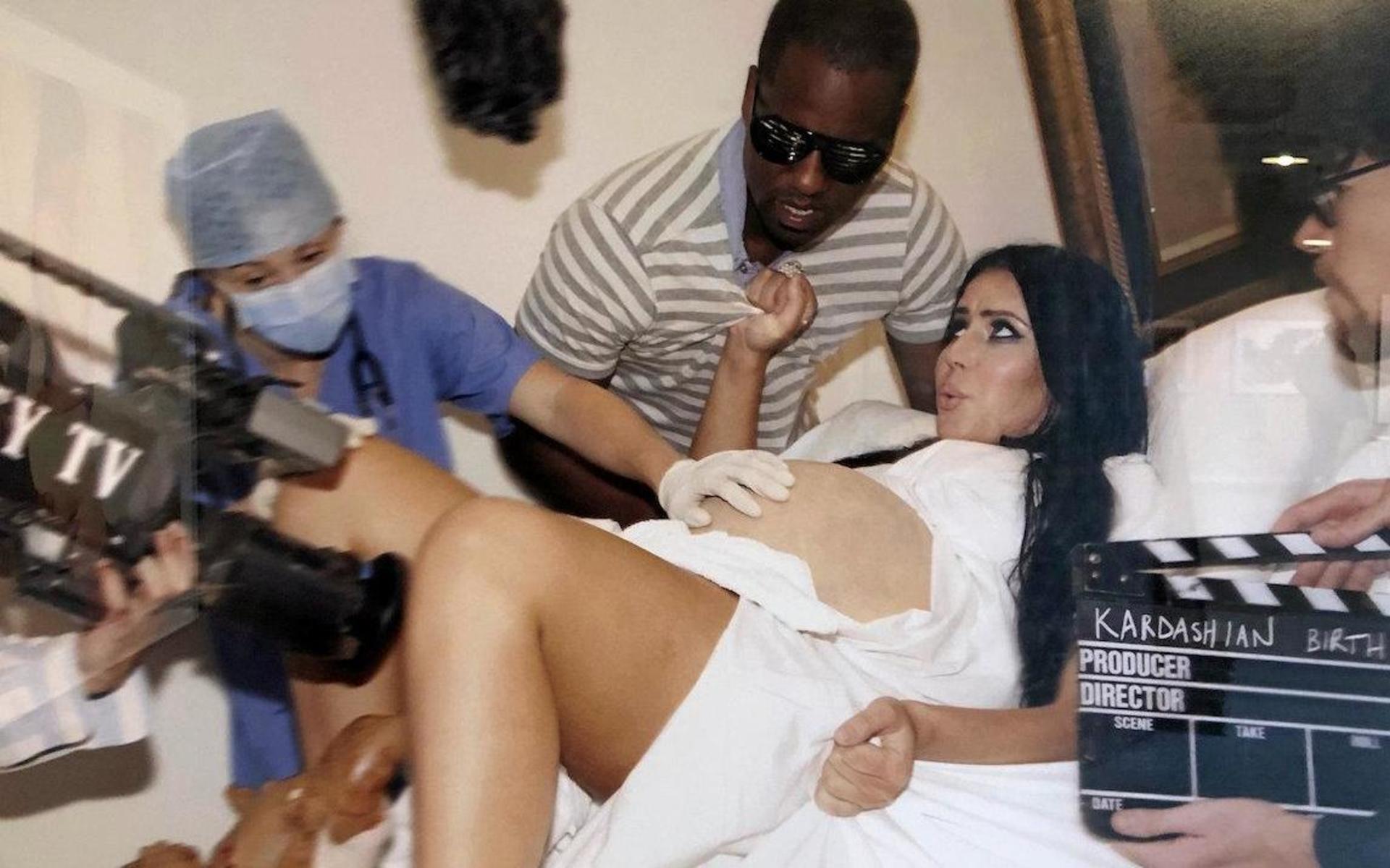 Kim Kardashian, en av världens mest kända influencers, föder barn, ivrigt påhejad av sin lika kände man artisten Kanye West. 
