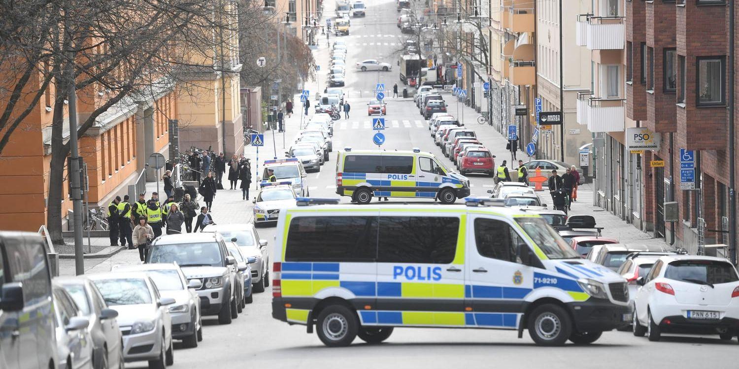 Polisavspärrningar vid Bergsgatan utanför säkerhetssalen vid Stockholms tingsrätt inför en av häktningsförhandlingarna mot Rakhmat Akilov. Arkivbild