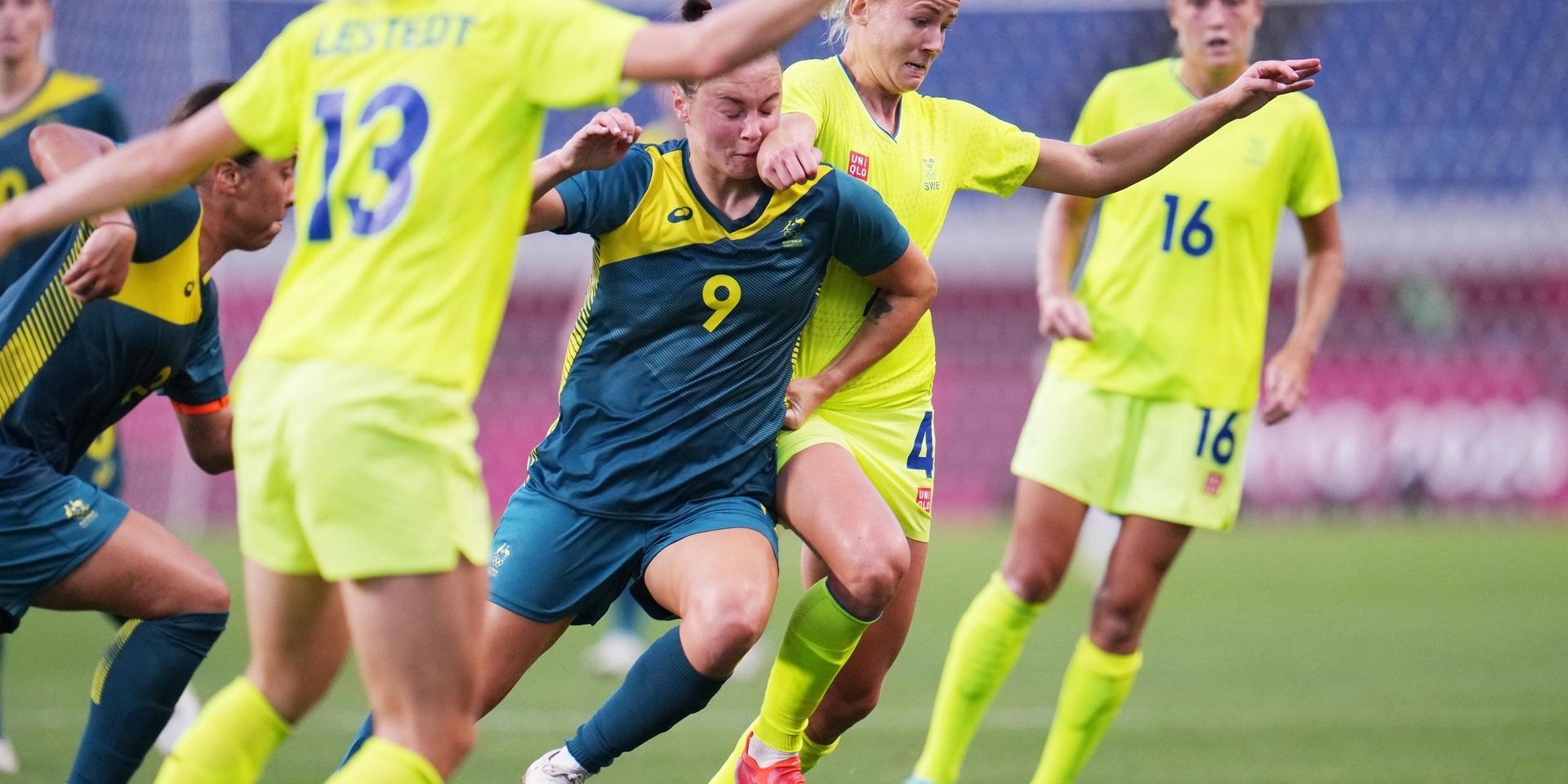 Hanna Glas i duell med Caitlin Foord under Sverige–Australien, när länderna möttes i OS-gruppspelet. På måndag ställs lagen mot varandra i semifinalen.