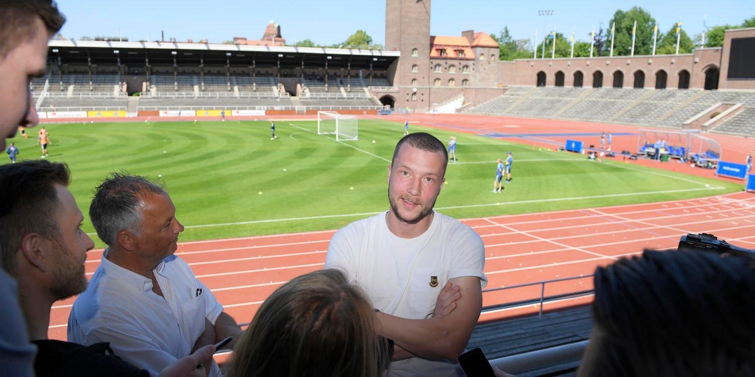 Jakob Johansson hälsade på under fotbollslandslagets VM-samling i Stockholm.