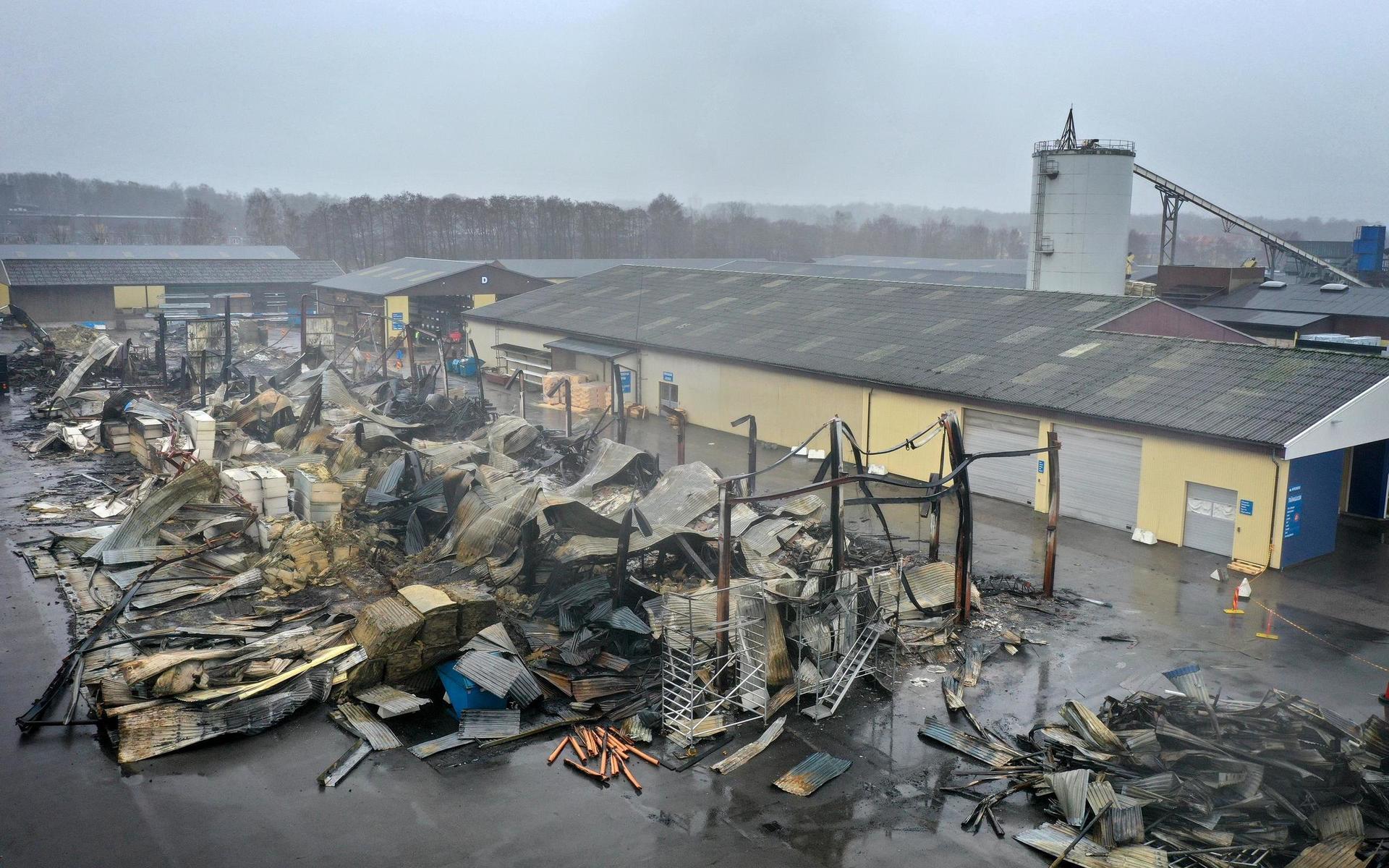 Förra veckan totalförstördes en lagerbyggnad på Varbergs Trä i en brand. 