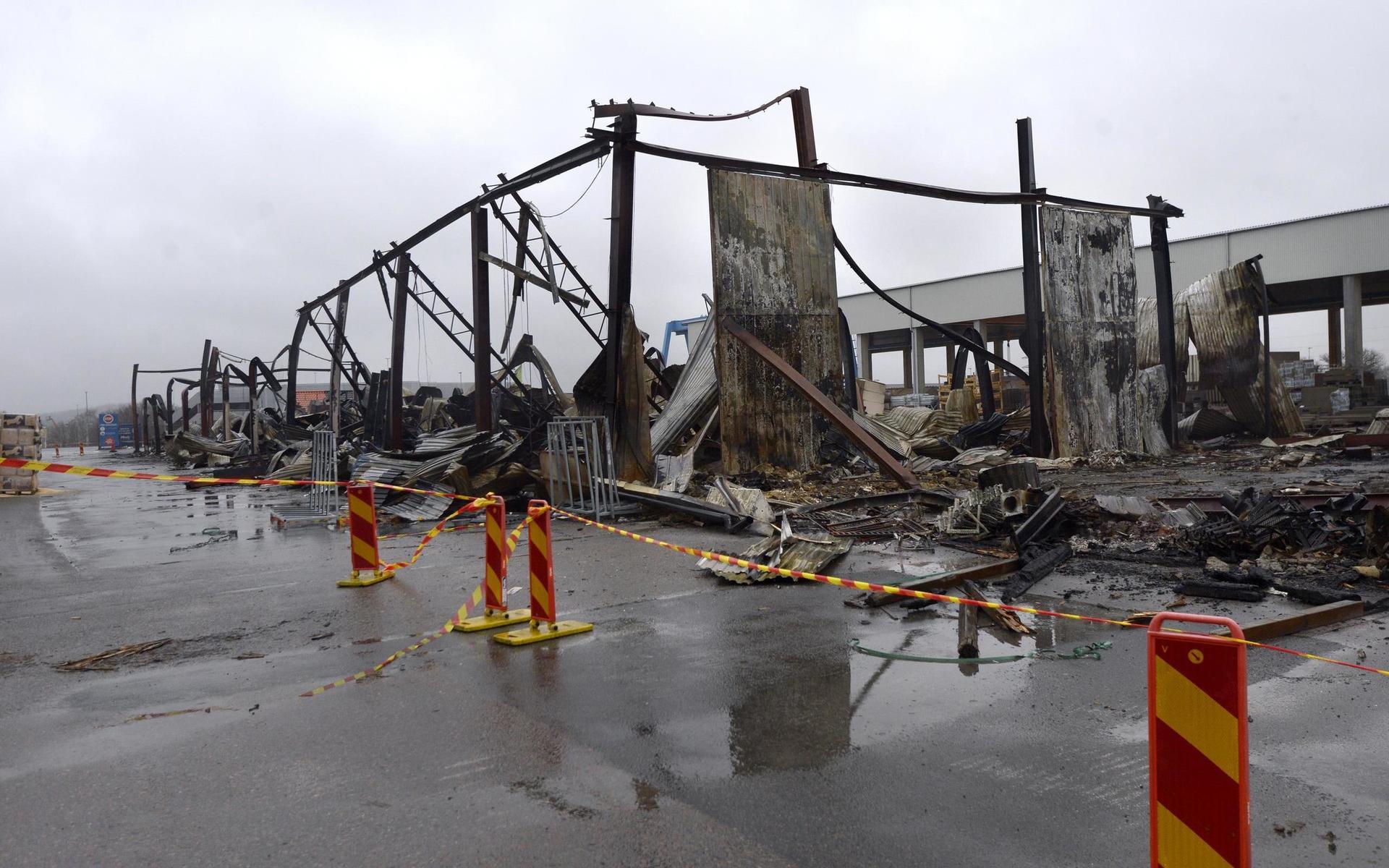Förra veckan totalförstördes en lagerbyggnad på Varbergs Trä i en brand. 