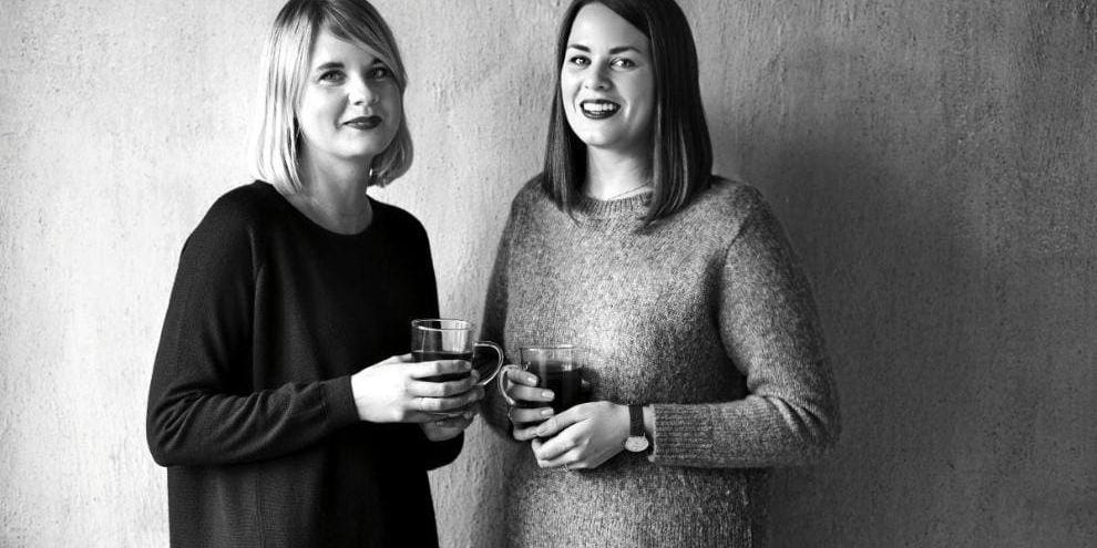 Dricker kopiösa mängder te. Lizette Andersson och Sofie Thunman har smakat sig igenom tesorter av alla tänkbara slag. Bild: Emma Shevtzoff