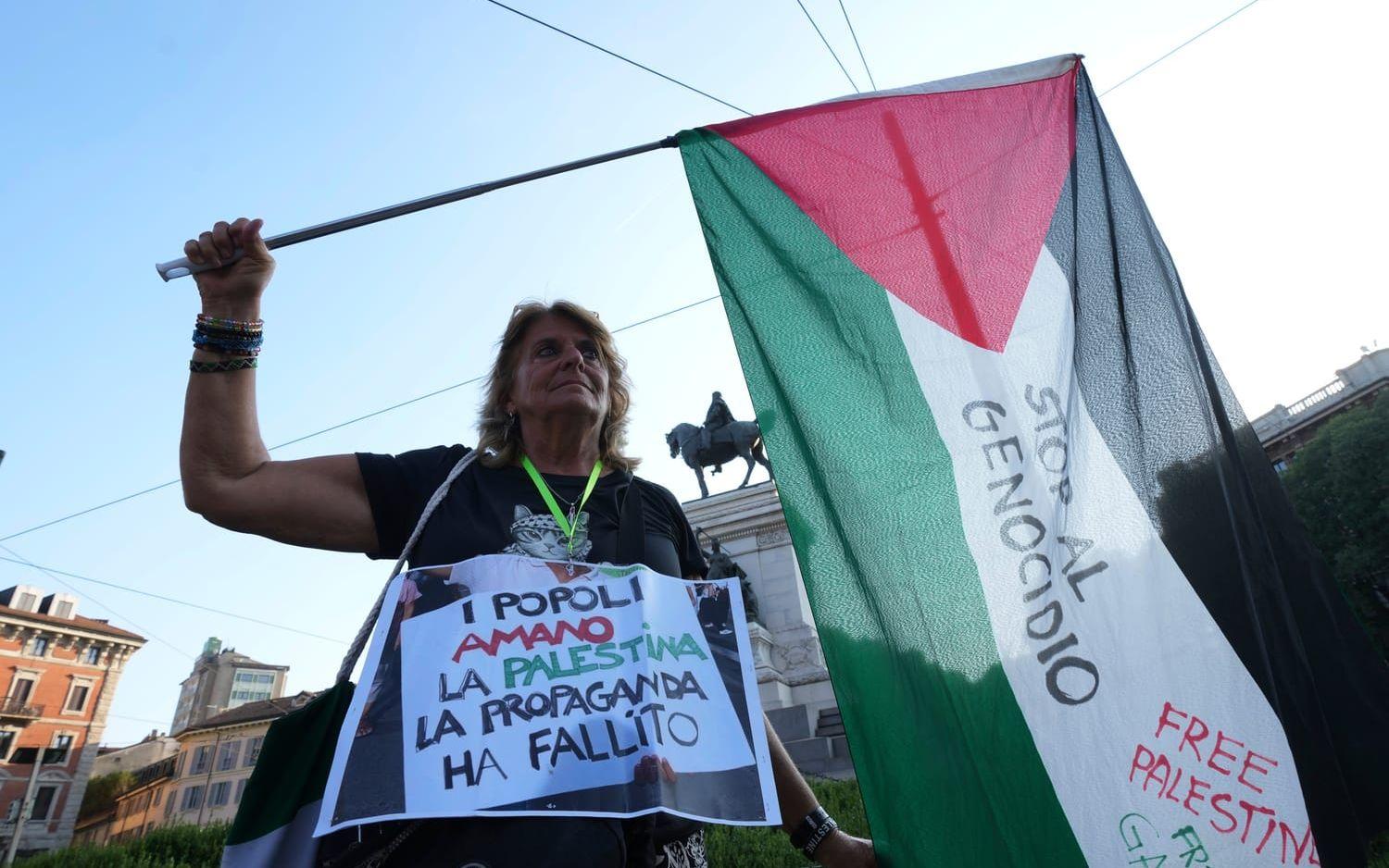 Gazakriget river upp starka känslor världen över. På bilden demonstrerar en kvinna i Milano i Italien för en palestinsk stat.