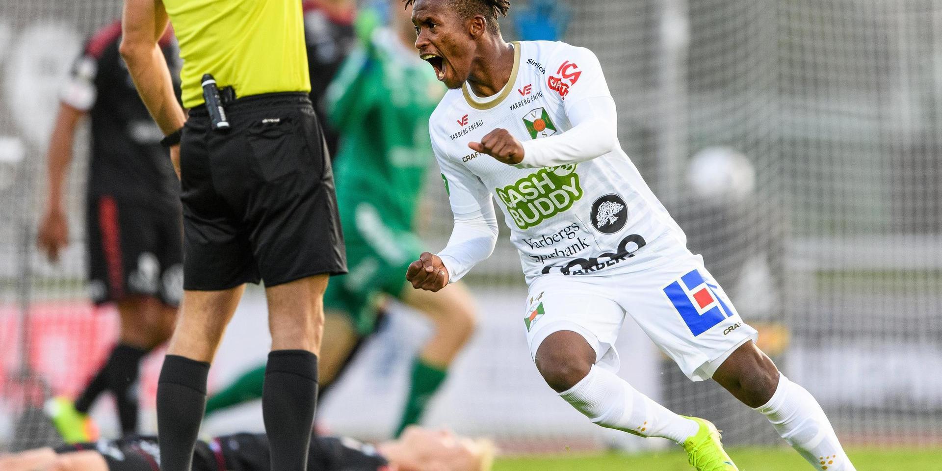 Varbergs Adama Fofana jublar efter 1-0 under fotbollsmatchen i Allsvenskan mellan Varberg och Kalmar den 6 juli 2020 i Varberg.
