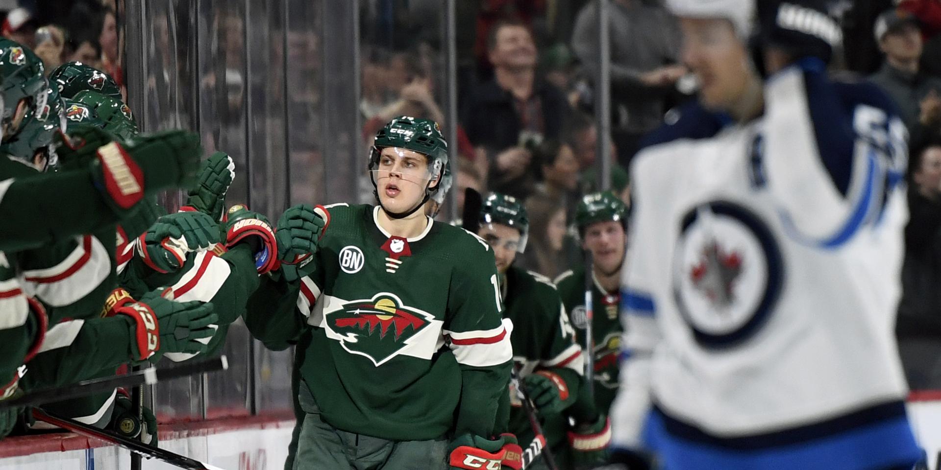 Joel Eriksson Ek firar ett av sina hittills 16 mål för Minnesota i NHL.