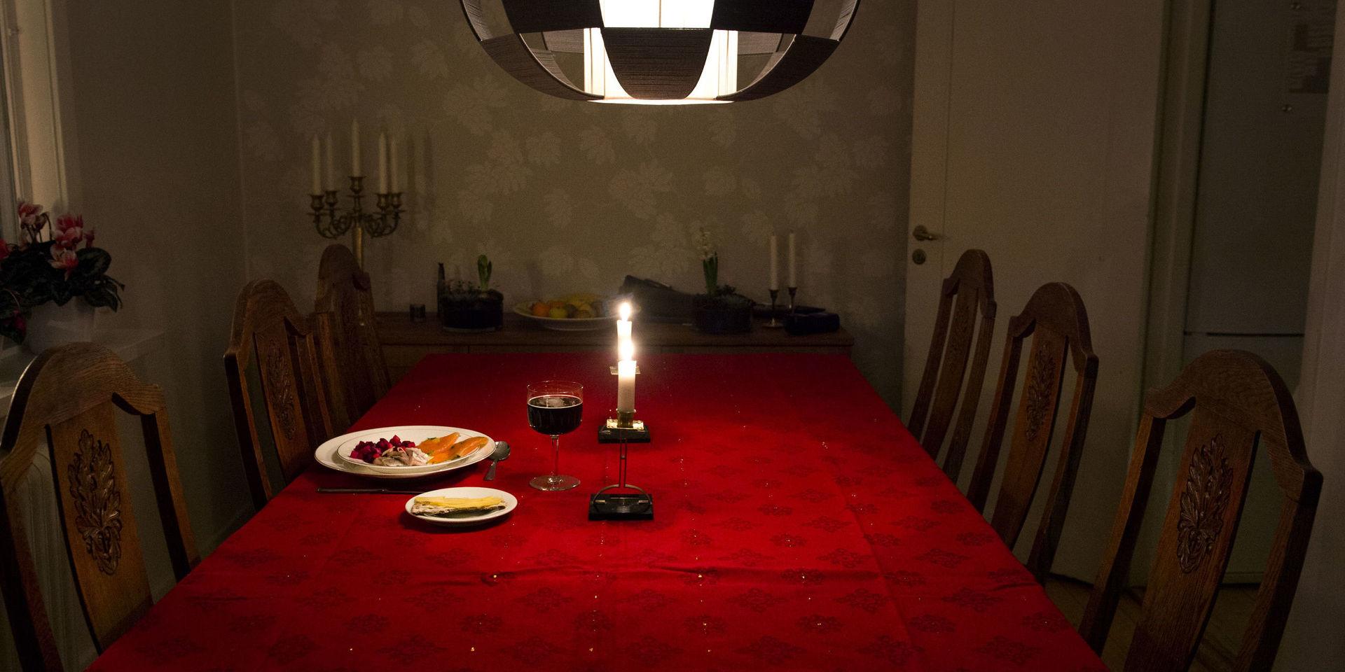 STOCKHOLM 2013-12-16
Ensam på julen. Bild som illustrerar hur det är att äta julmat utan sällskap.  
Foto: Lars Pehrson / SvD / TT / Kod 30152
** OUT DN och Dagens Industri (även arkiv) och Metro**  