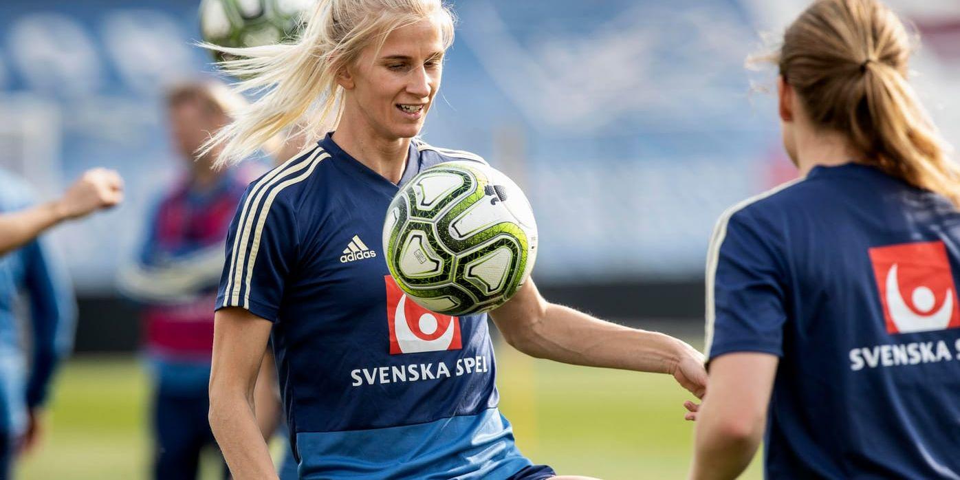 Sofia Jakobsson under träningen inför matchen mot Österrike.