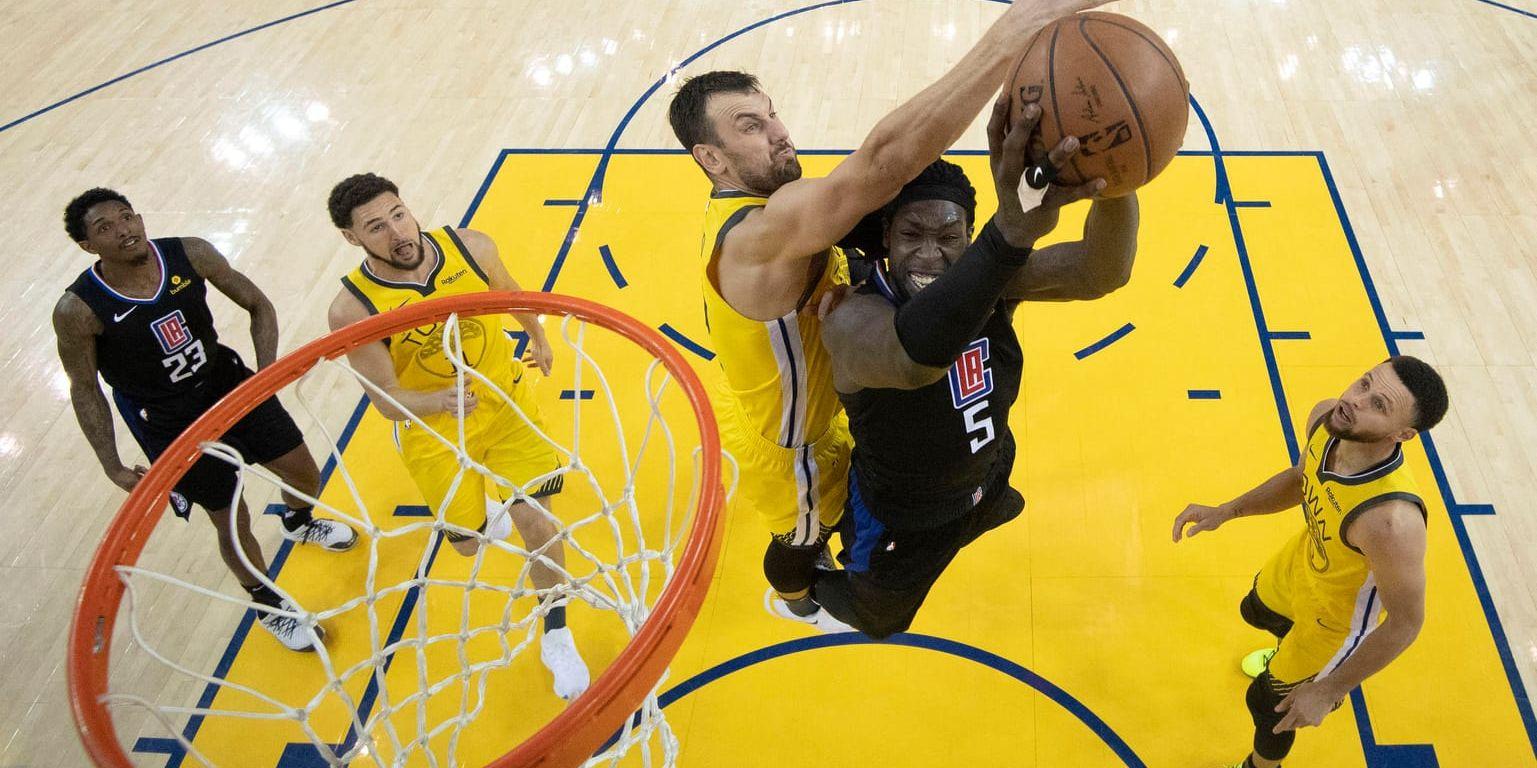 LA Clippers Montrezl Harrell och Golden State Warriors Andrew Bogut i kamp under den andra åttondelen i NBA-slutspelet.
