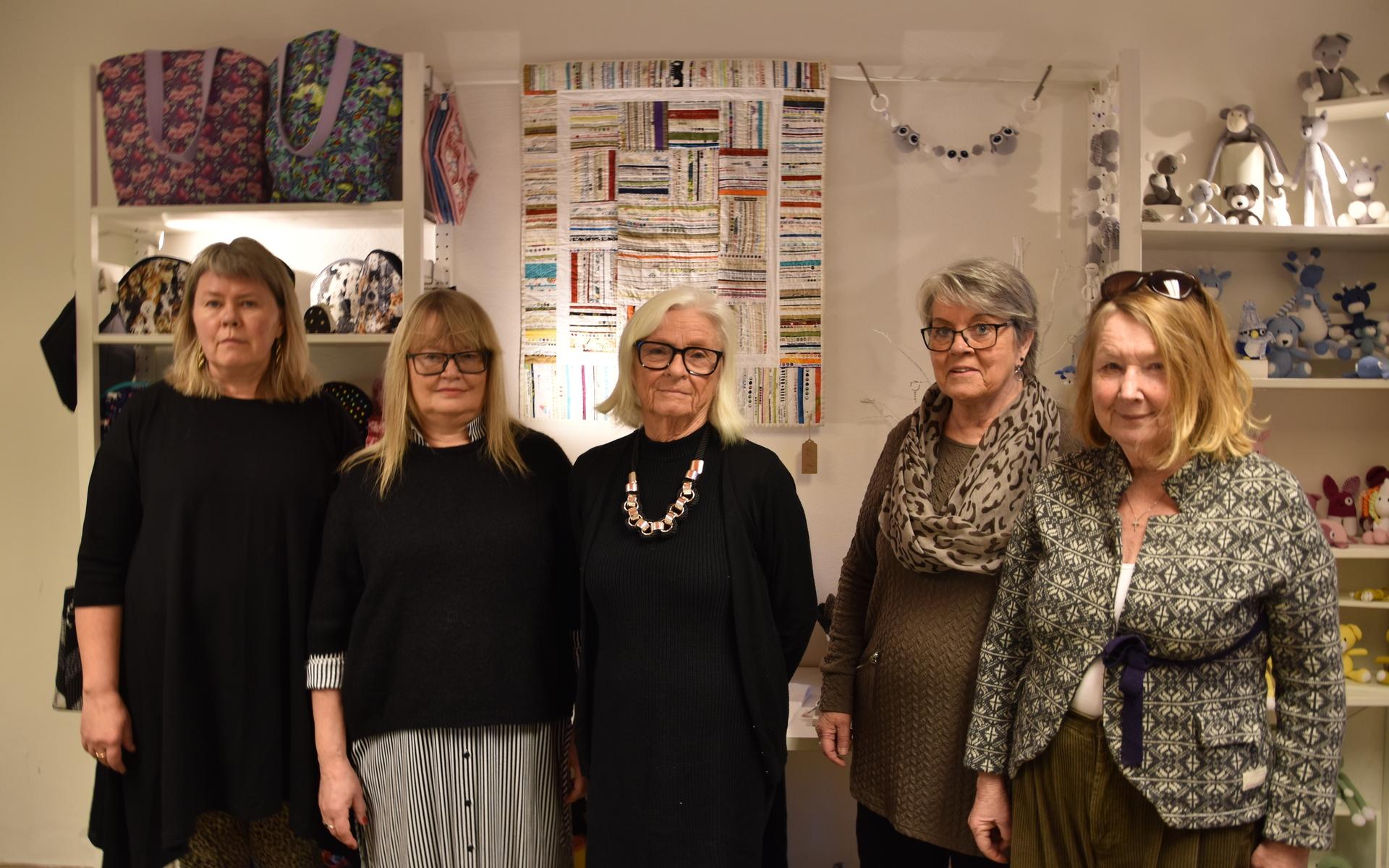 Konsthantverkarna från vänster: Lena Haglund, Yvonne Sallén, Eva Johansson, Margareta Kranshammar och Monika Hermanson