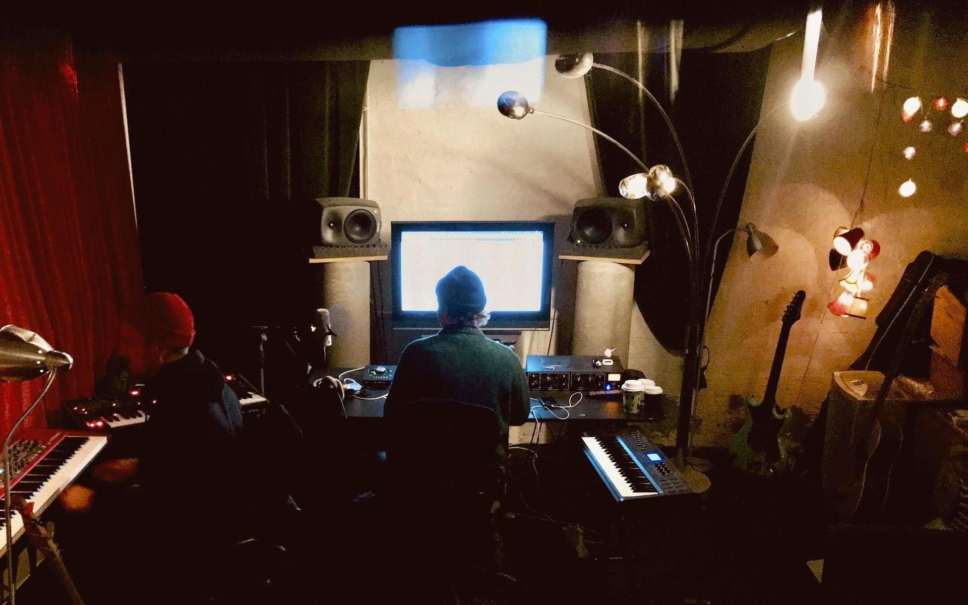 Varbergaren Sebastian Lundberg och Jonas Asker skriver och producerar låtar i sin studio i Stockholm.