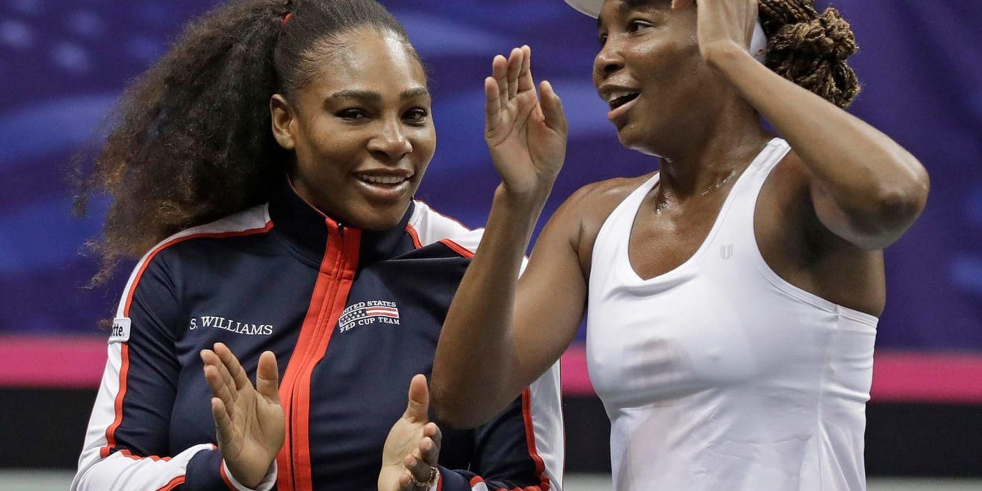Venus Williams (höger i bild) och Serena Williams möter varandra i Indian Wells. Arkivbild.
