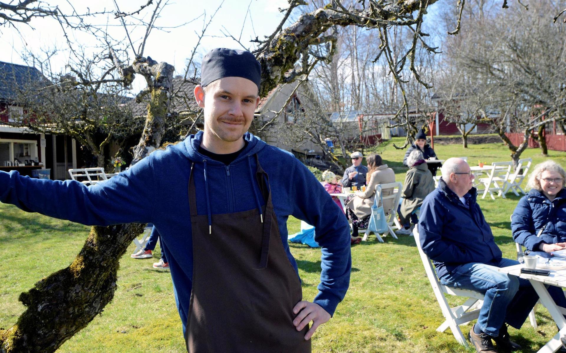 Äppelgårdens café i Slöinge får ny ägare i form av Alexander Eriksson. Trädet han lutar sig mot planterade hans farfars far på 1940-talet.