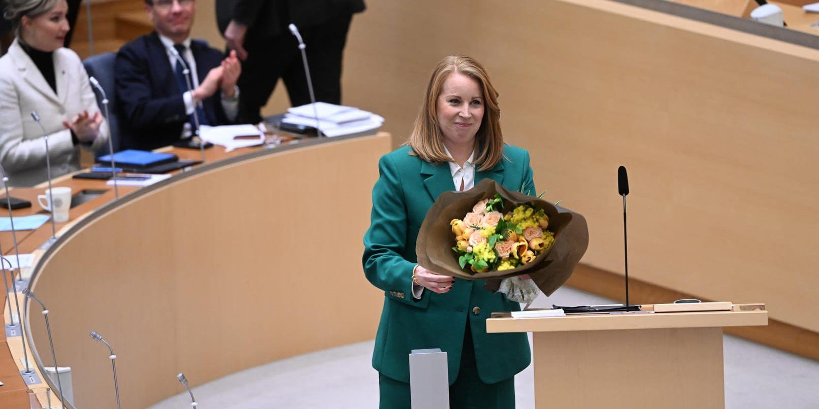 STOCKHOLM 20230118
Centerpartiets avgående partiledare Annie Lööf (C) avtackas under onsdagens partiledardebatt i plenisalen i riksdagen. 
Foto: Fredrik Sandberg / TT / 10080