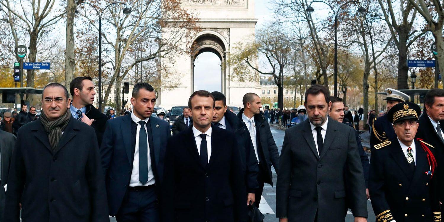 President Emmanuel Macron besöker gatorna vid Triumfbågen efter lördagens våldsamma protester.