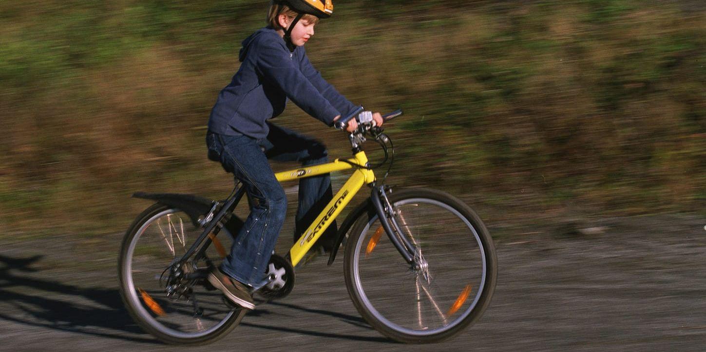 Användningen av cykelhjälm minskar drastiskt mellan 10 och 17 års ålder, visar en ny undersökning. Arkivbild.