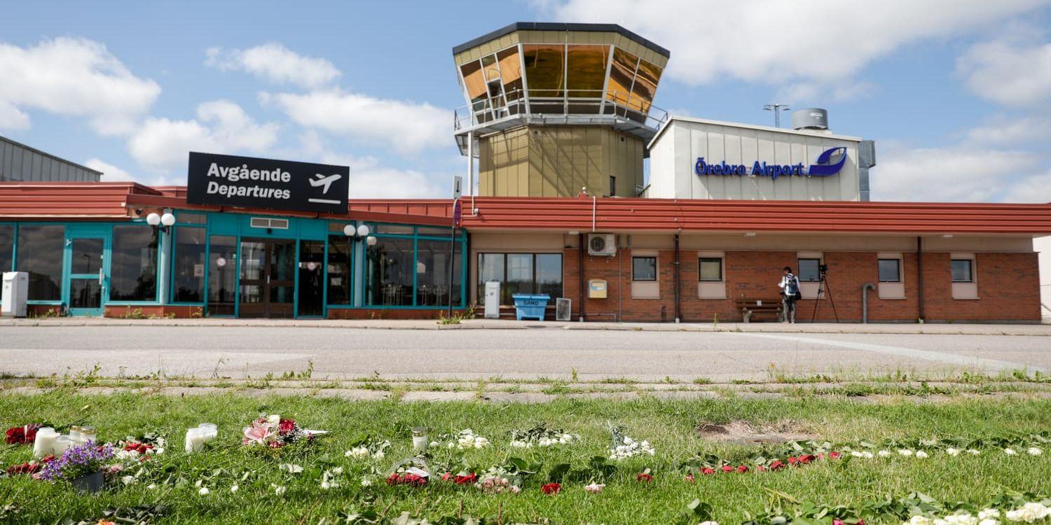 Blommor utanför Örebro flygplats efter olyckan den 8 juli 2021 då nio människor miste livet.