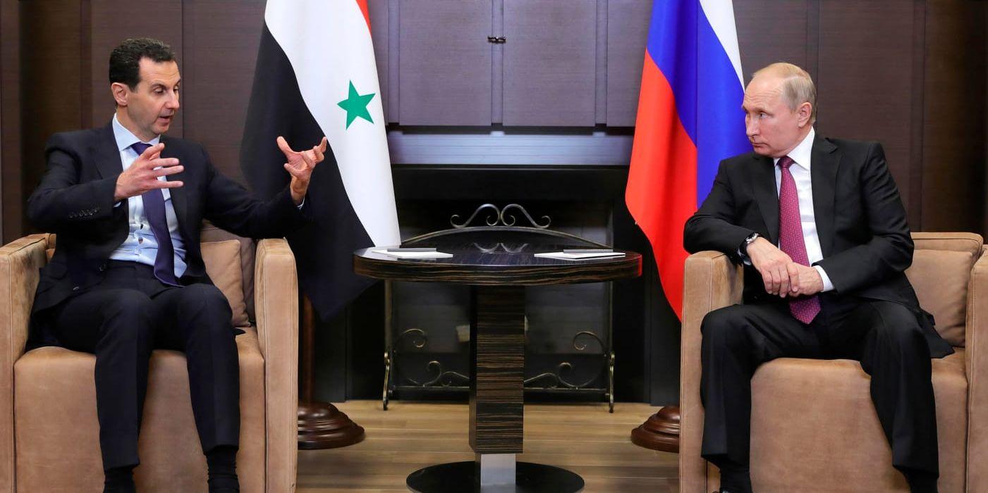 Syriens president Bashar al-Assad, till vänster, under ett möte med sin ryske kollega Vladimir Putin i ryska Sotji den 17 maj.