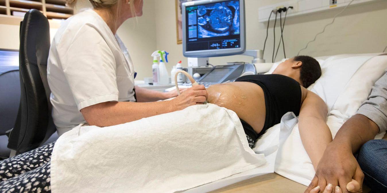 Ultraljudsundersökning av en gravid kvinna. Arkivbild.