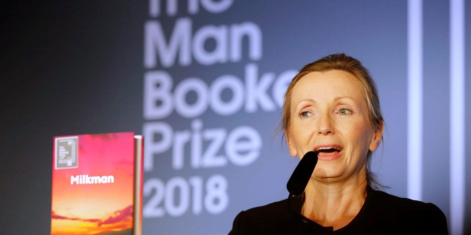 Författaren Anna Burns håller tal efter att hon tilldelats Bookerpriset 2018 i London.