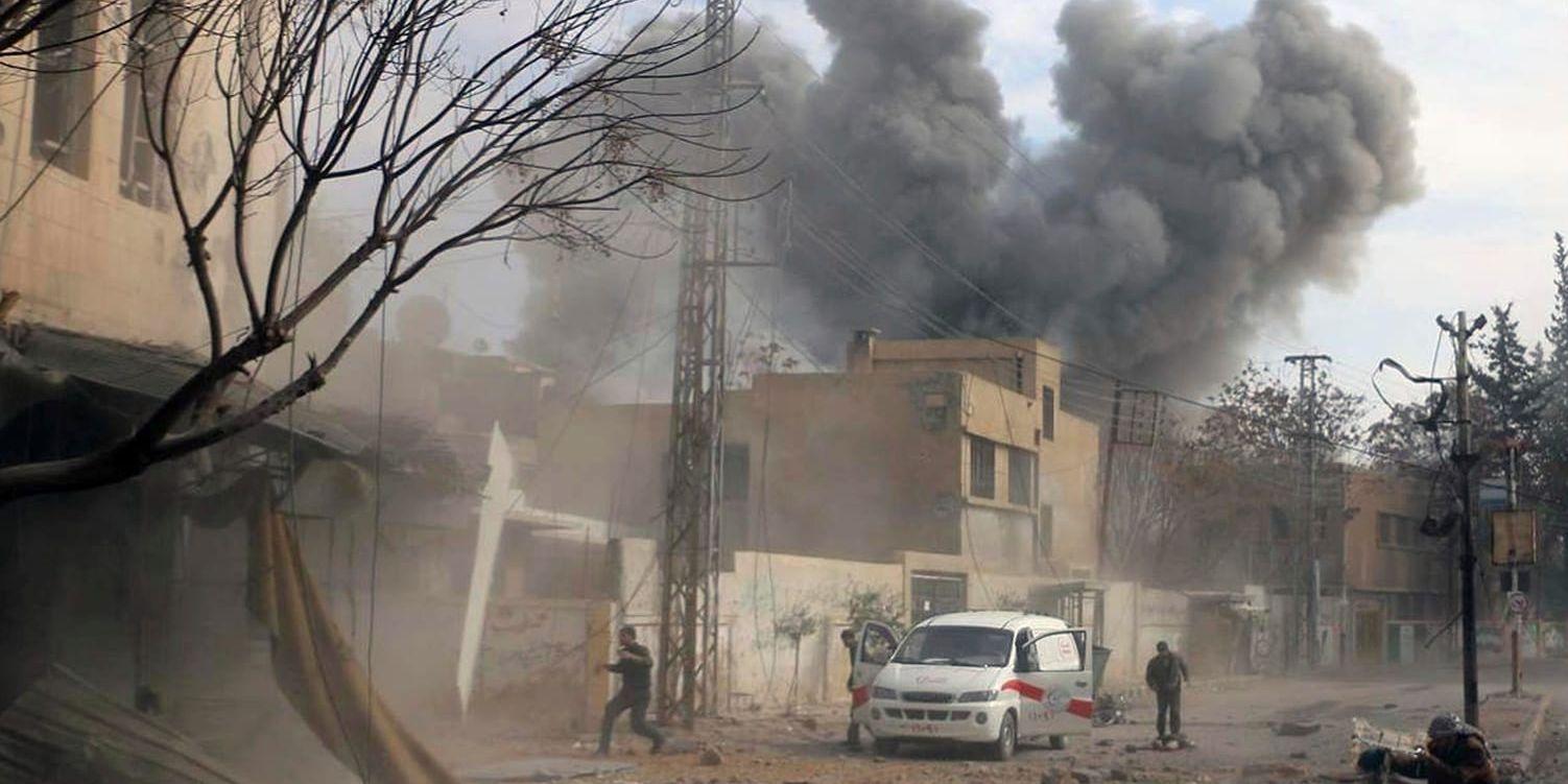 Bilden är från den 8 februari när Syriens flygvapen genomförde flygräder mot östra Ghouta.