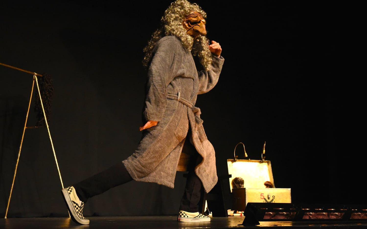 Med commedia dell'arte-masken Pantalone blir Lasse Beischer en gammal elak gubbe, som passar i Molières pjäser (men här försöker imponera på en gyminstruktör). Bild: Martin Erlandsson