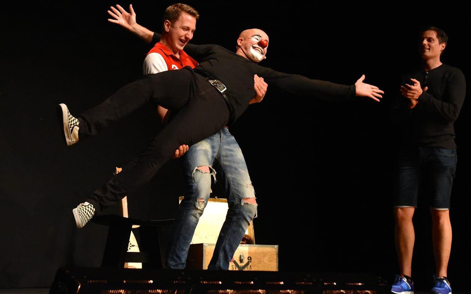 Att hoppa bock är en tradition i 123 Schtunks clownteater och i tisdags fick Lasse Beischer hjälp av Lukas (till vänster) och Christian. Bild: Martin Erlandsson