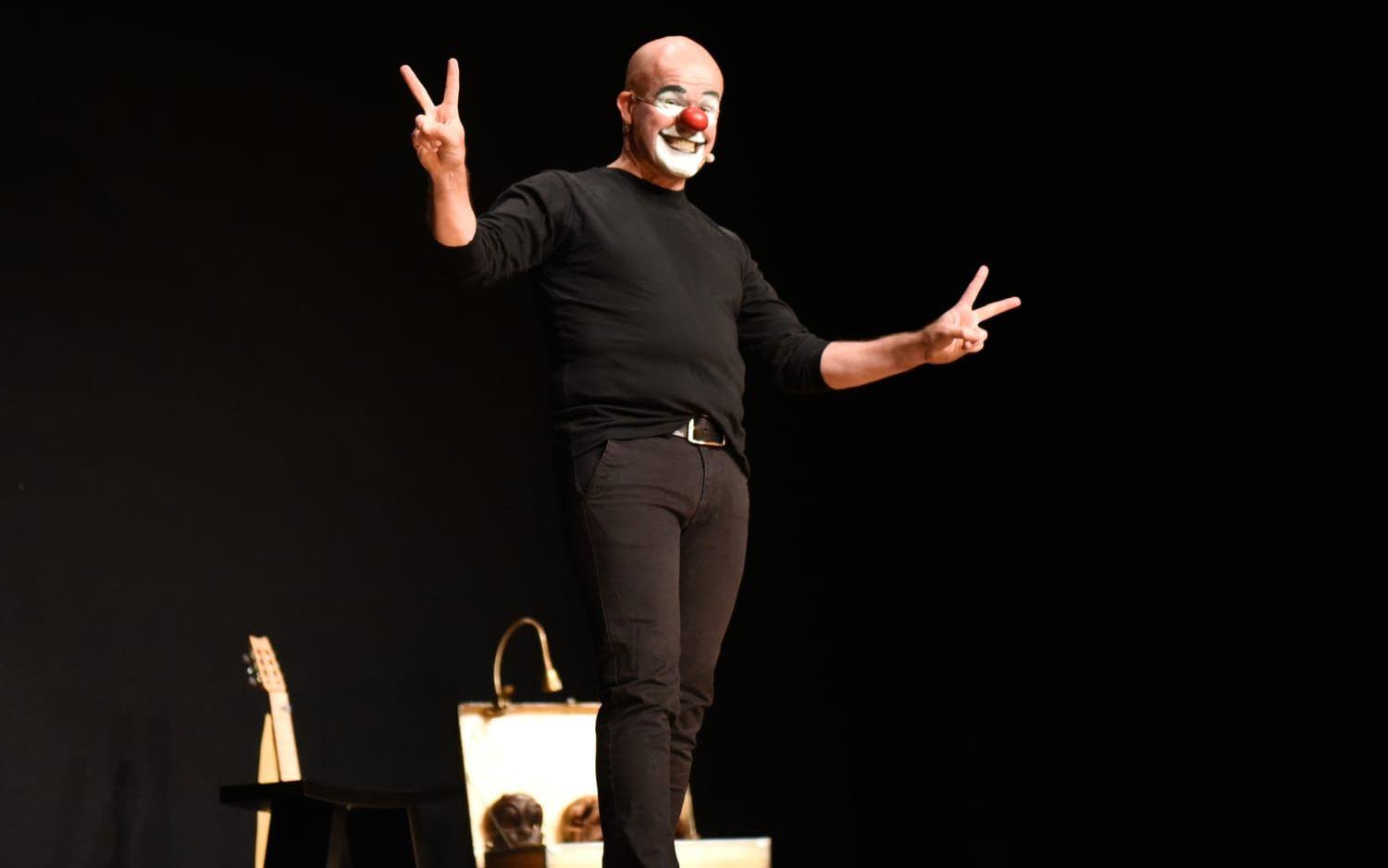 I "Molière – den absoluta sanningen" står Lasse Beischer ensam på scen i över två timmar och improviserar mycket med publiken – "ett enormt och imponerande kraftprov" enligt Hallands Nyheters recensent. Bild: Martin Erlandsson