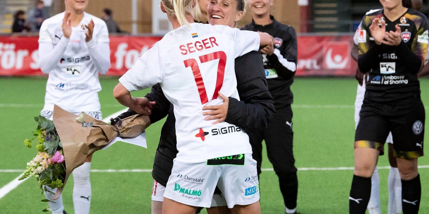 Rosengårds Anja Mittag får en kram av lagkaptenen Caroline Seger när tyskan tackades av efter sin sista hemmamatch (2–0 mot Piteå) i elitkarriären.
