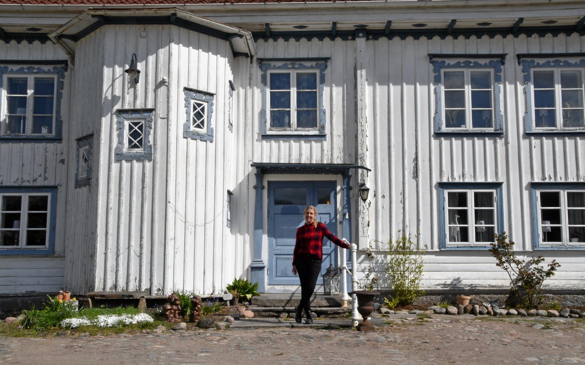 Mangårdsbyggnaden fungerade på 1700-talet som gästgiveri och var en samlingsplats för resande mellan Varberg och Borås.