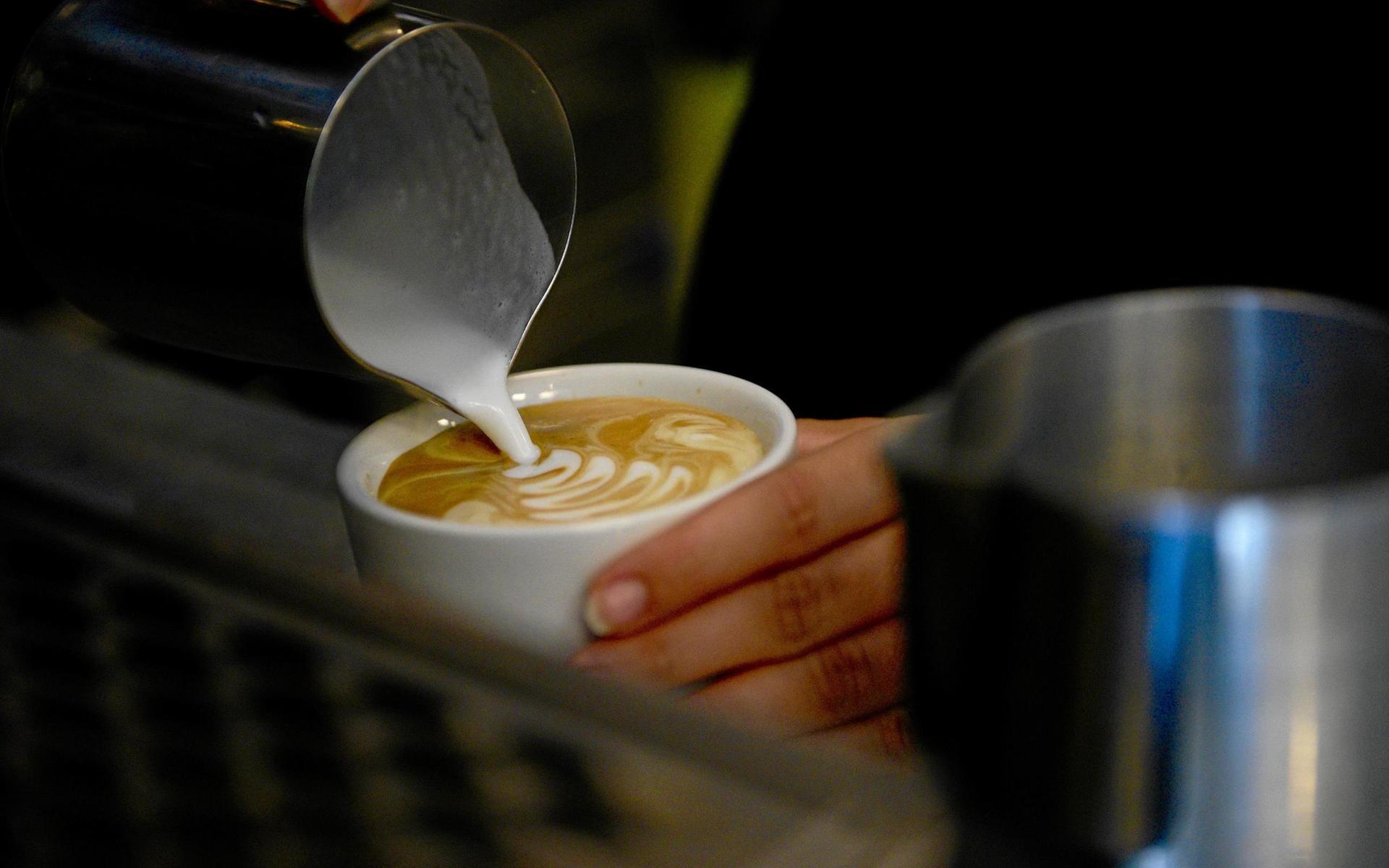 Kultur- och fritidsförvaltningen har fått i uppdrag att driva kaféet vidare nästa år om ingen annan förvaltning kan ta över.