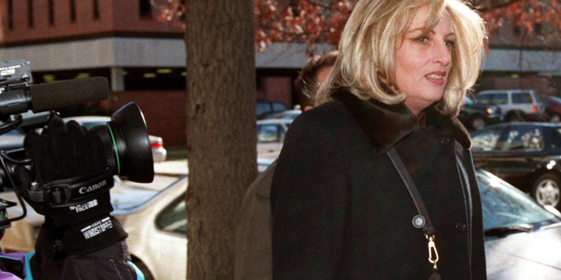 Linda Tripp på väg mot utfrågning av FBI 1998.