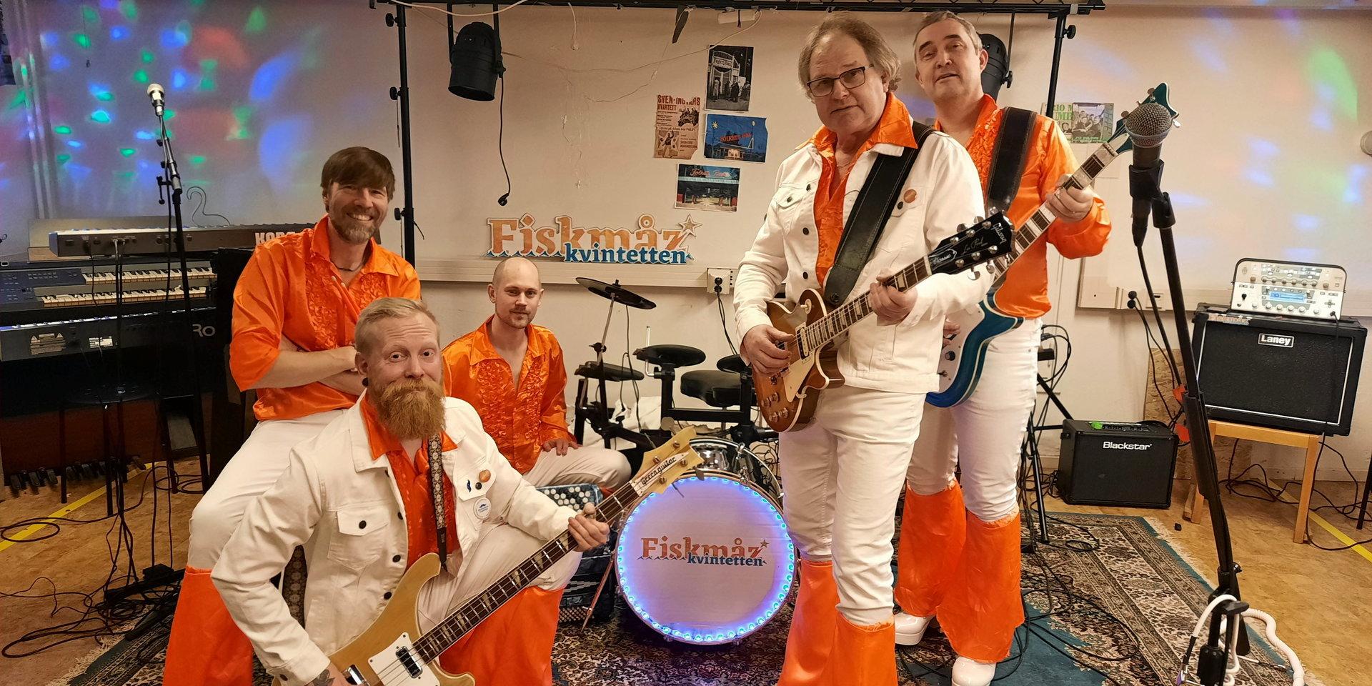 Bakre raden från vänster: Max Krook (trummor), Tobias Persson (klaviatur), Krister Svahn (gitarr). Främre raden från vänster: Henrik Fransson (basgitarr), Johnny Johansson (sång och gitarr).