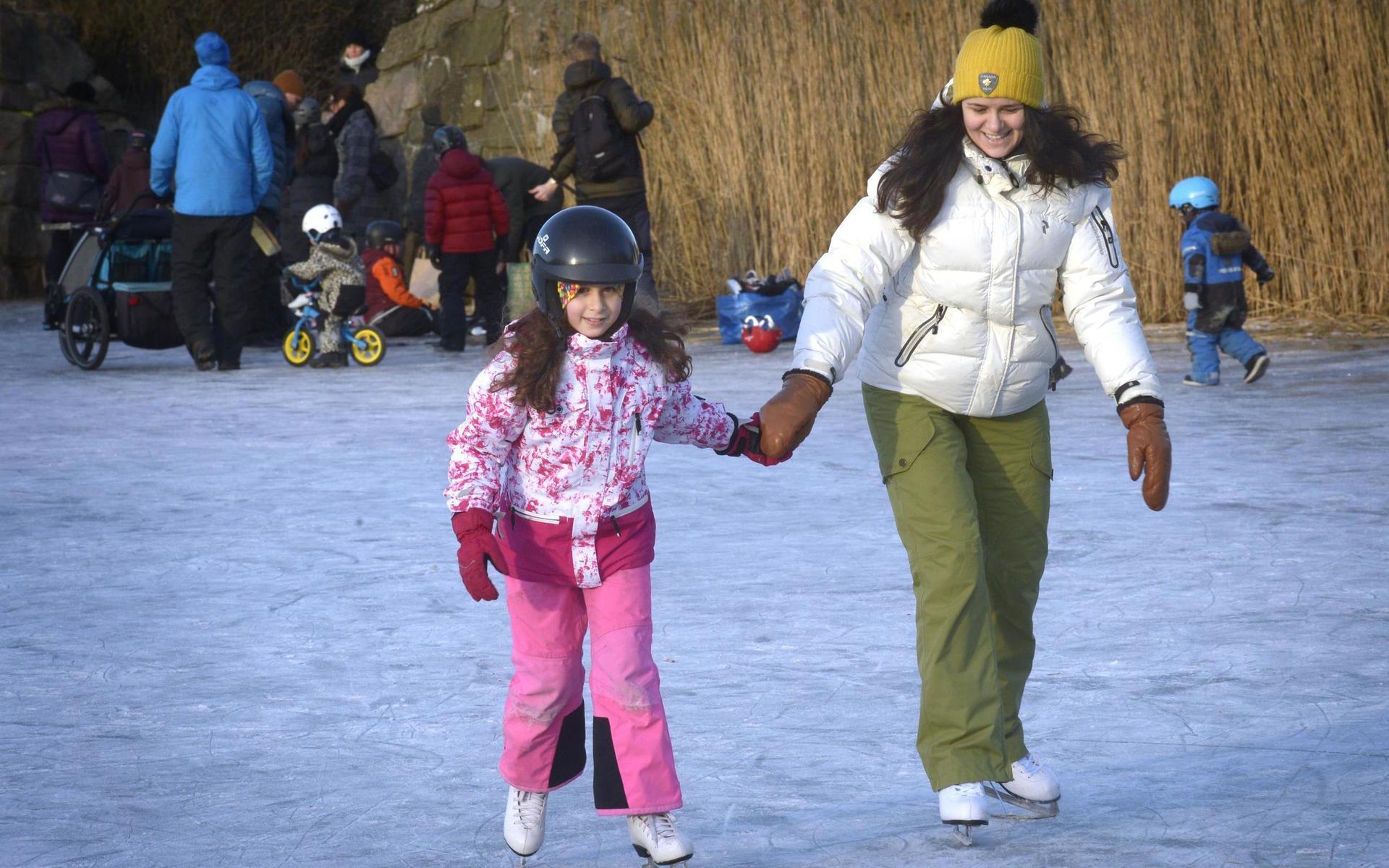 Skridskoåkning på Vallgraven. Nika och Julia Khamatova gillar alla vinteraktiviteter och åkte för andra gången i vinter på vallgraven vid Fästningen.
