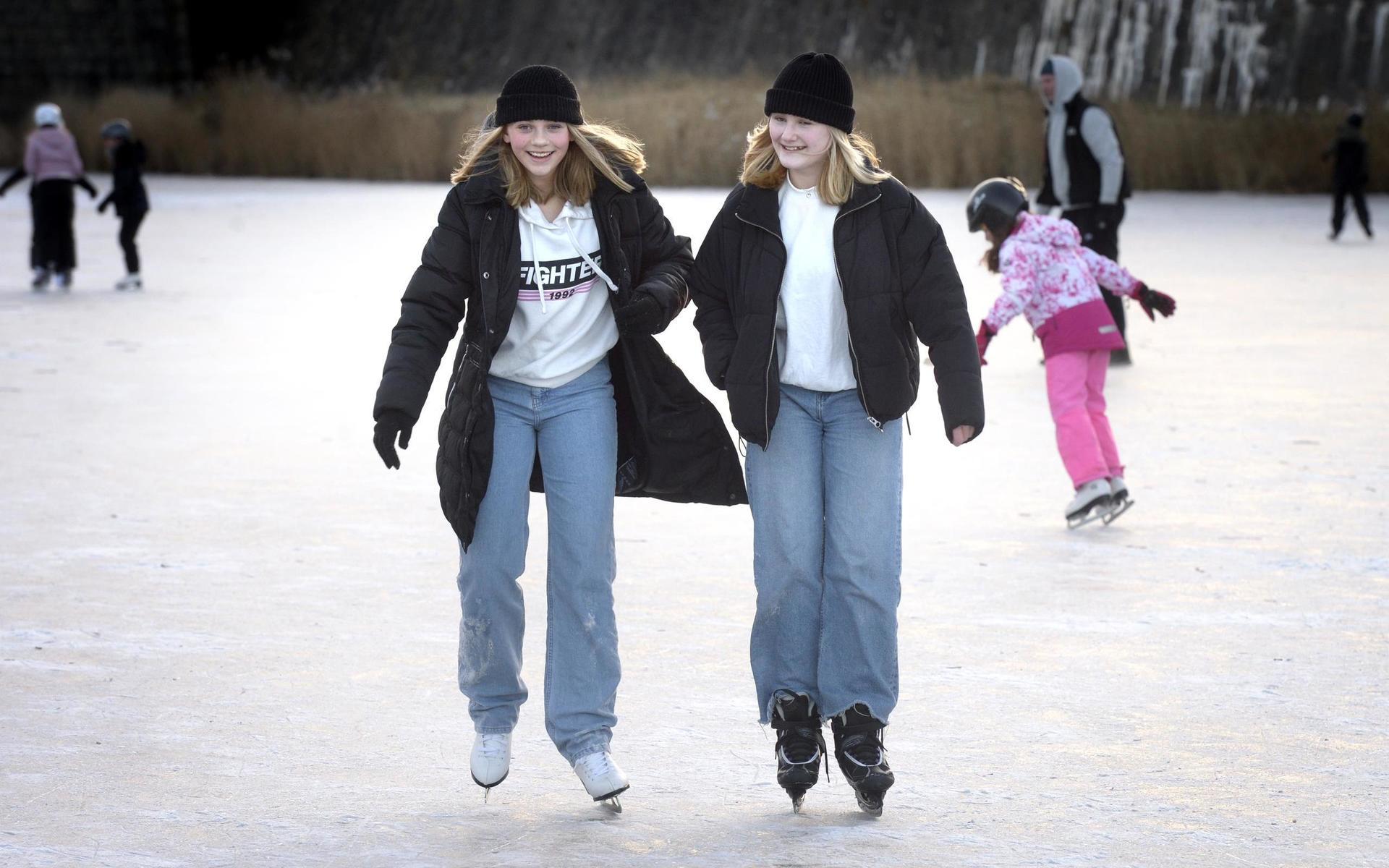 Stephanie Haknert och Amanda Elisson åkte skridskor på vallgraven.