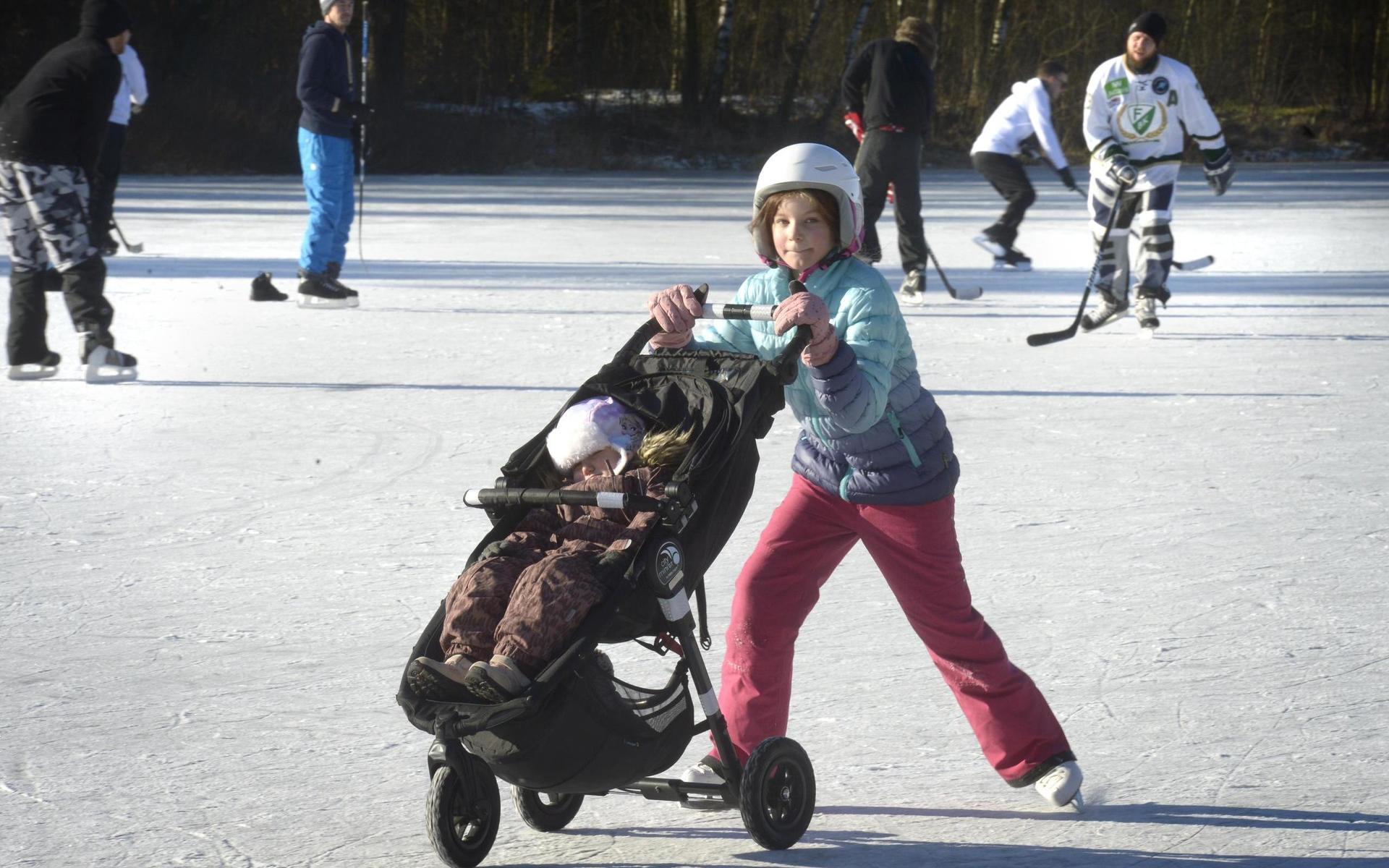 Noomi Andersson kör lillasyster Nahla Thorén i vagnen på isen på Moarna.