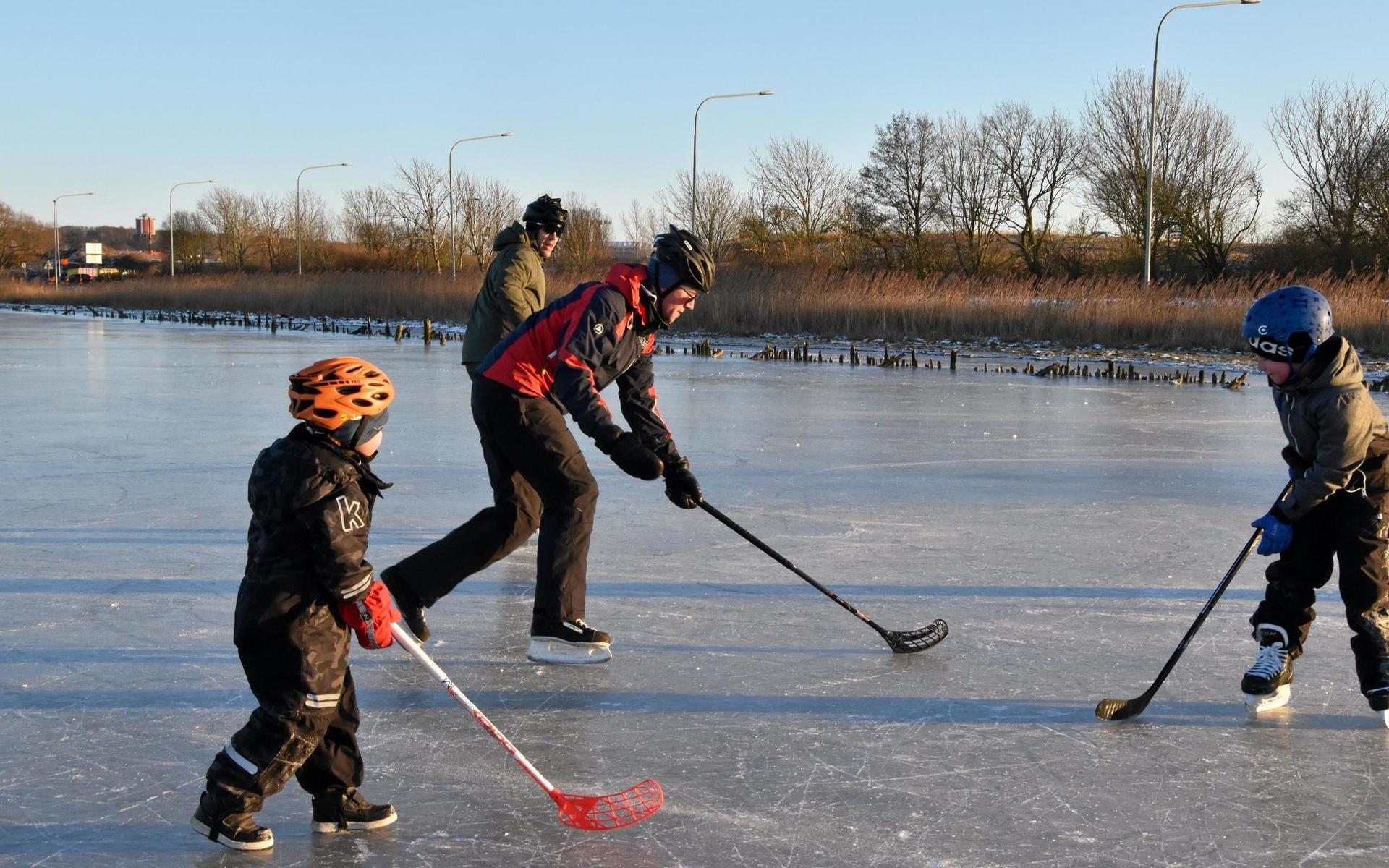 Henrik Horrdin, Lukas Körner och Ludwig Körner spelar ishockey fast vissa med innebandyklubbor.