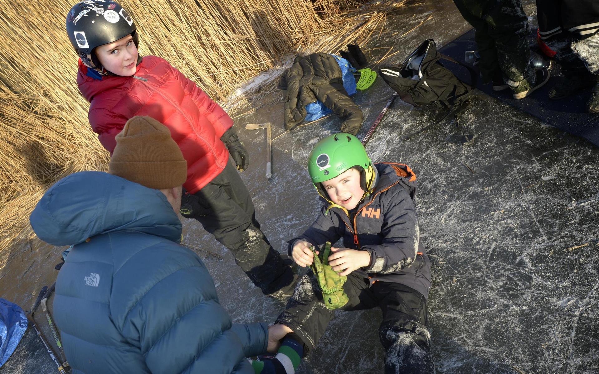 Jack och Finn Bergmark åkte skridskor ett par timmar på vallgravens is.