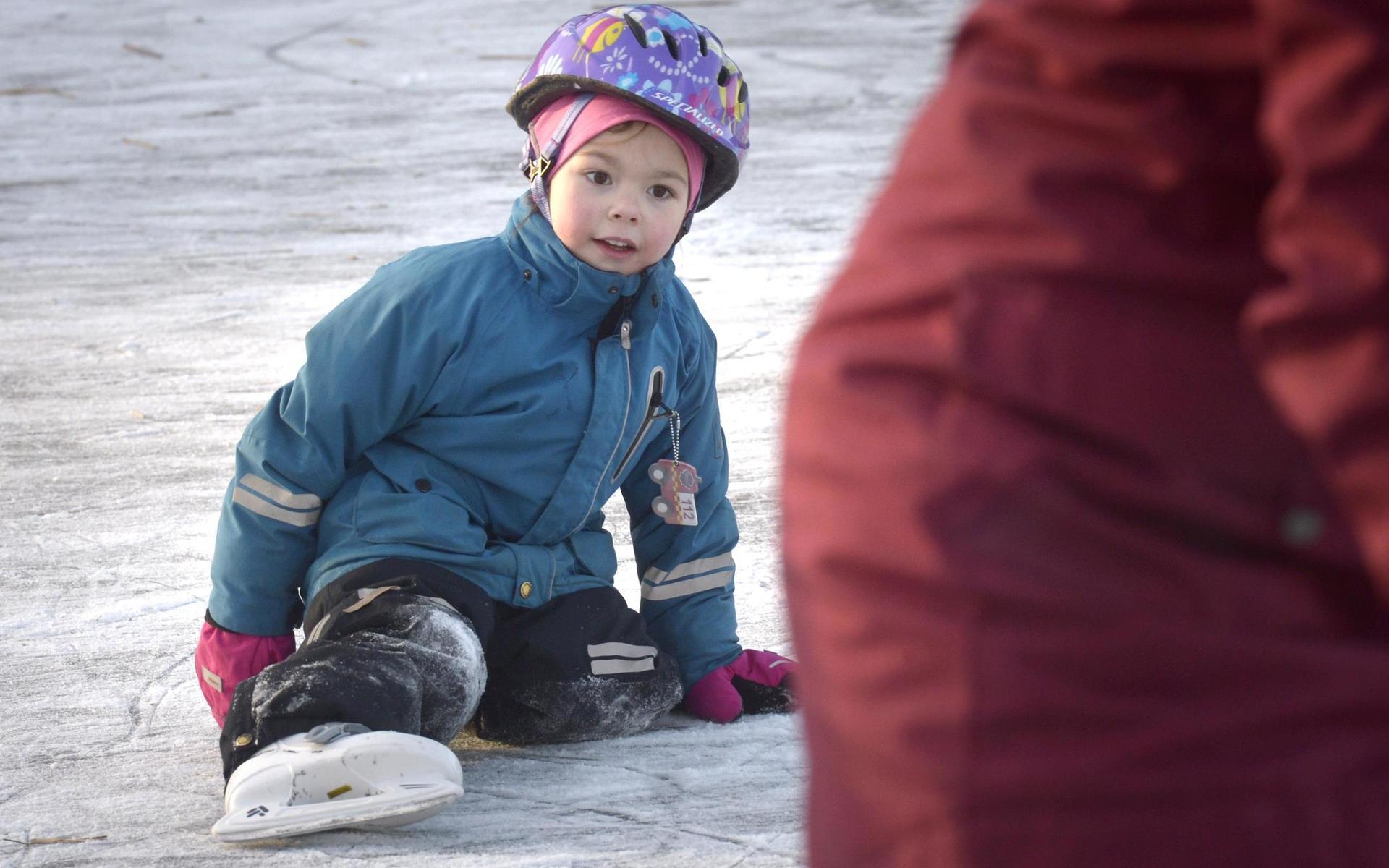Linden Jernberg, 5 år, åkte skridskor på vallgraven.