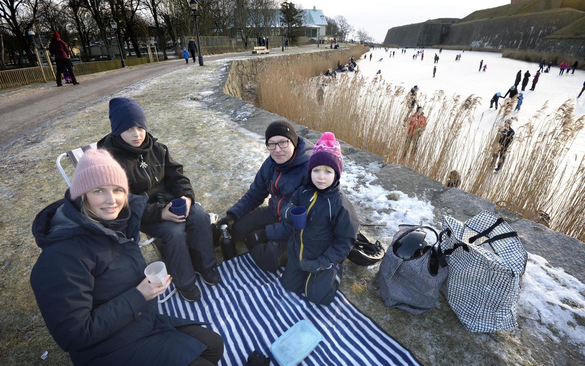 Lena Henriksson, Casper, 9 år, Mattias Nyman och Linnea, 5 år, hade åkt skridskor på vallgraven och drack sedan varm choklad.