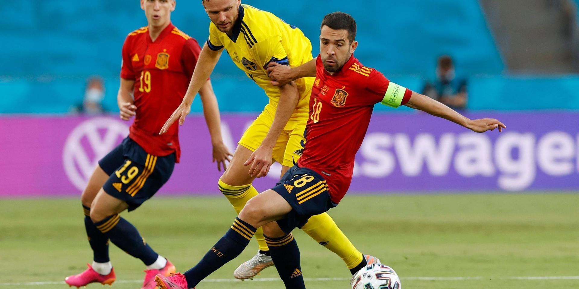 Spaniens Jordi Alba i kamp med Marcus Berg under första EM-matchen för Sverige.