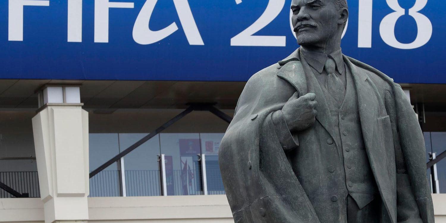 Förre Sovjetledaren Vladimir Lenin har länge stått staty utanför VM:s premiärarena Luzjniki-stadion – som kallades Lenin-stadion fram till 1992.