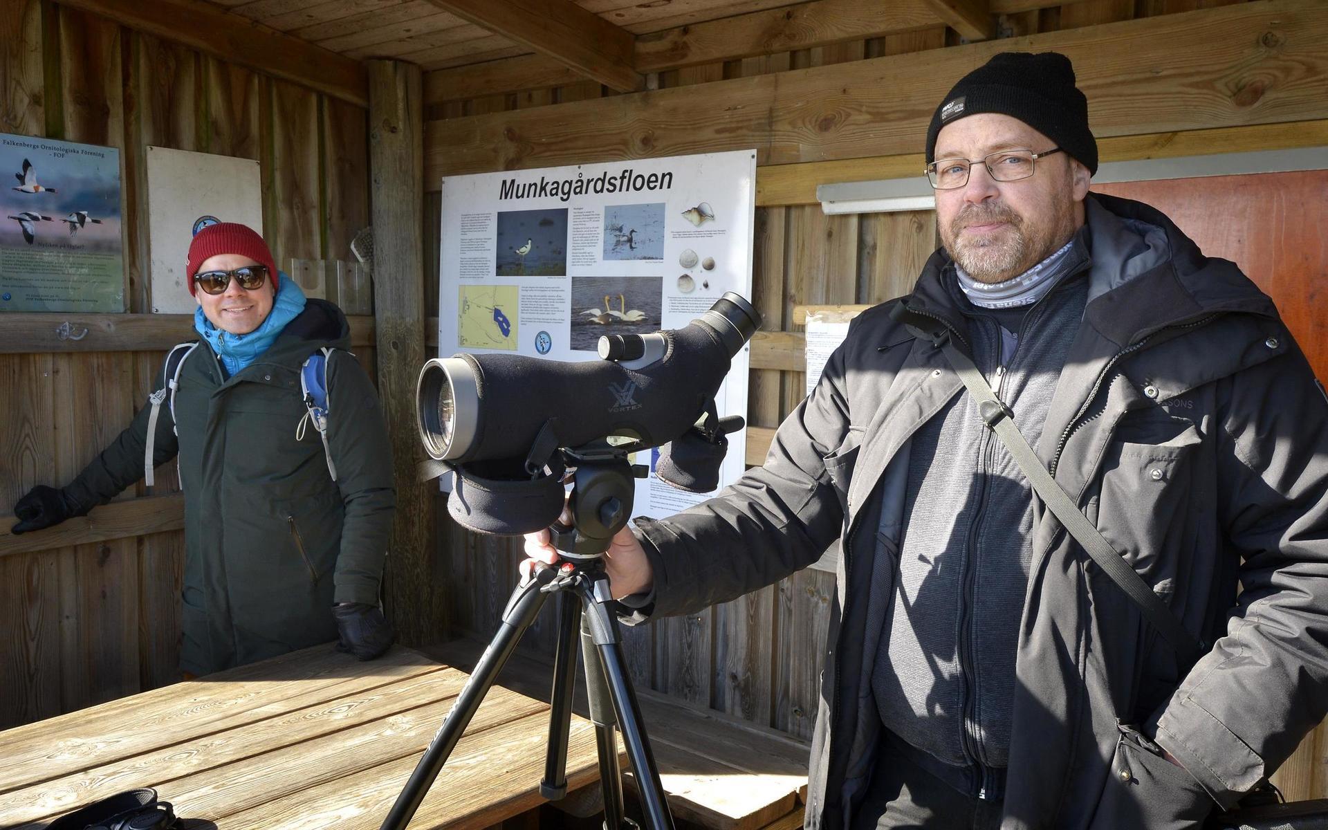 Birger Enberg från Göteborg, som med kikaren i högsta hugg fått med sig förstagångsskådaren Jakob Enerås upp i fågeltornet.