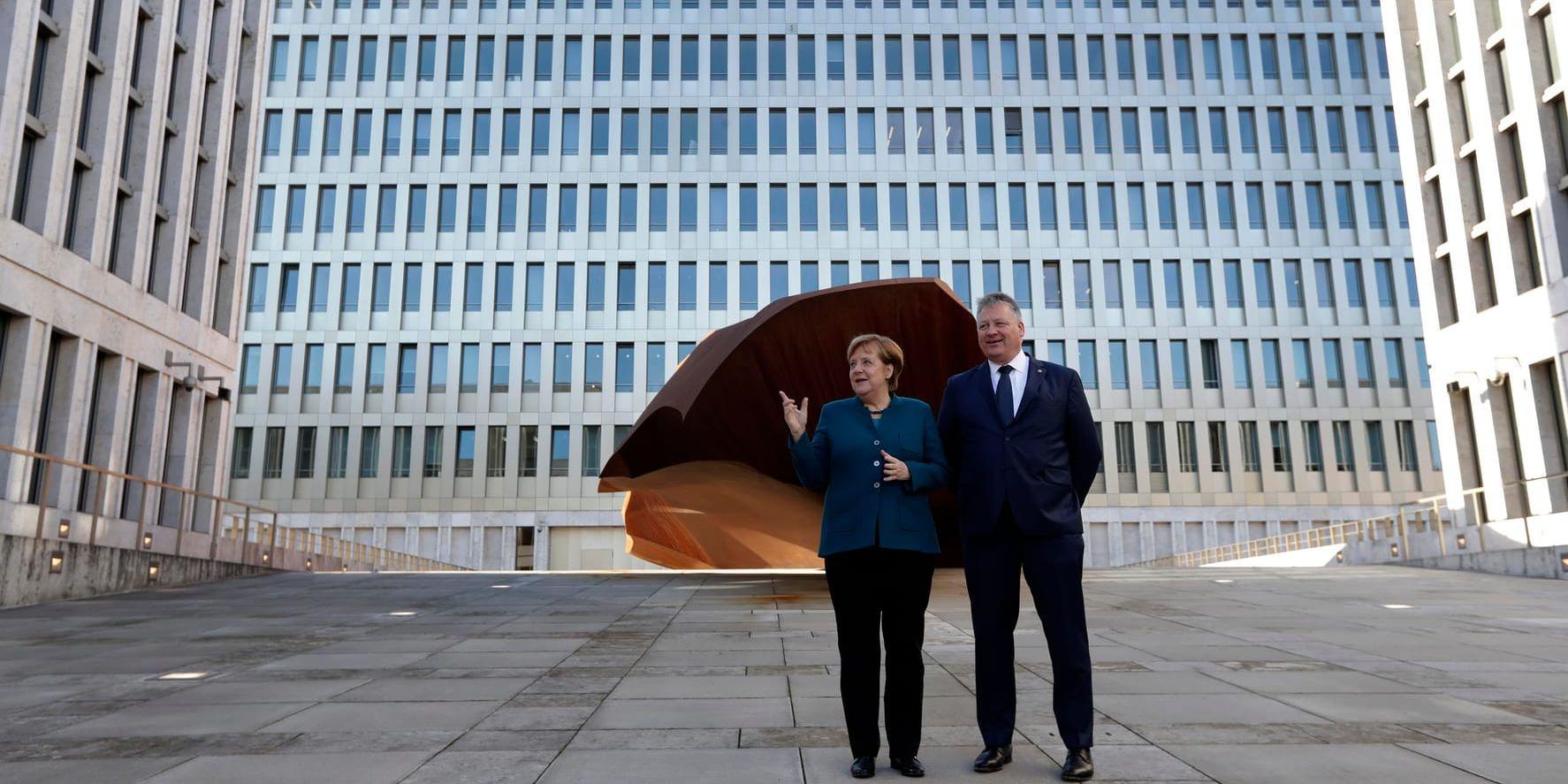 Tysklands förbundskansler Angela Merkel och BND-chefen Bruno Kahl vid säkerhetstjänstens nya högkvarter i Berlin.
