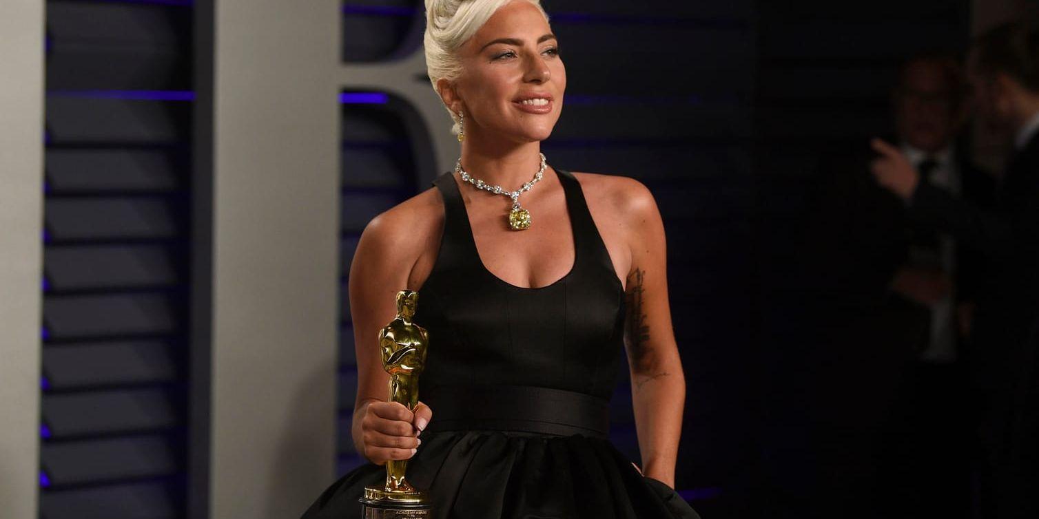 Lady Gaga med sin Oscarsstatyett efter galan.