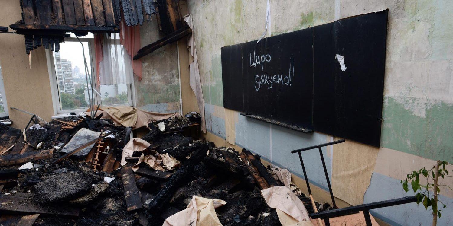 Skolan på bilden ligger i Donetsk, och utsattes för en granatattack 2014. Arkivbild.