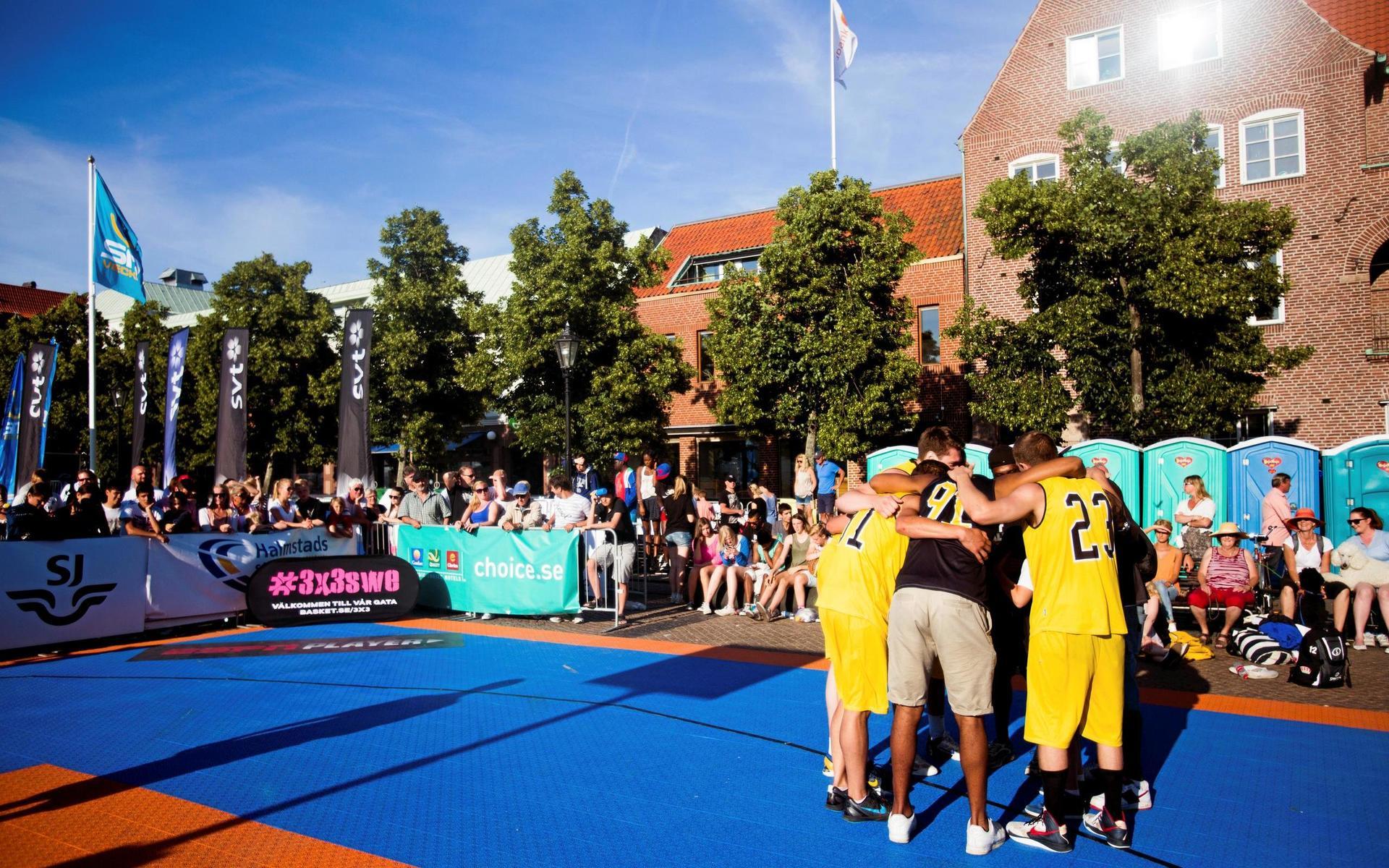 Streetbasket-turneringen avgjorde på Stora Torg 2013.