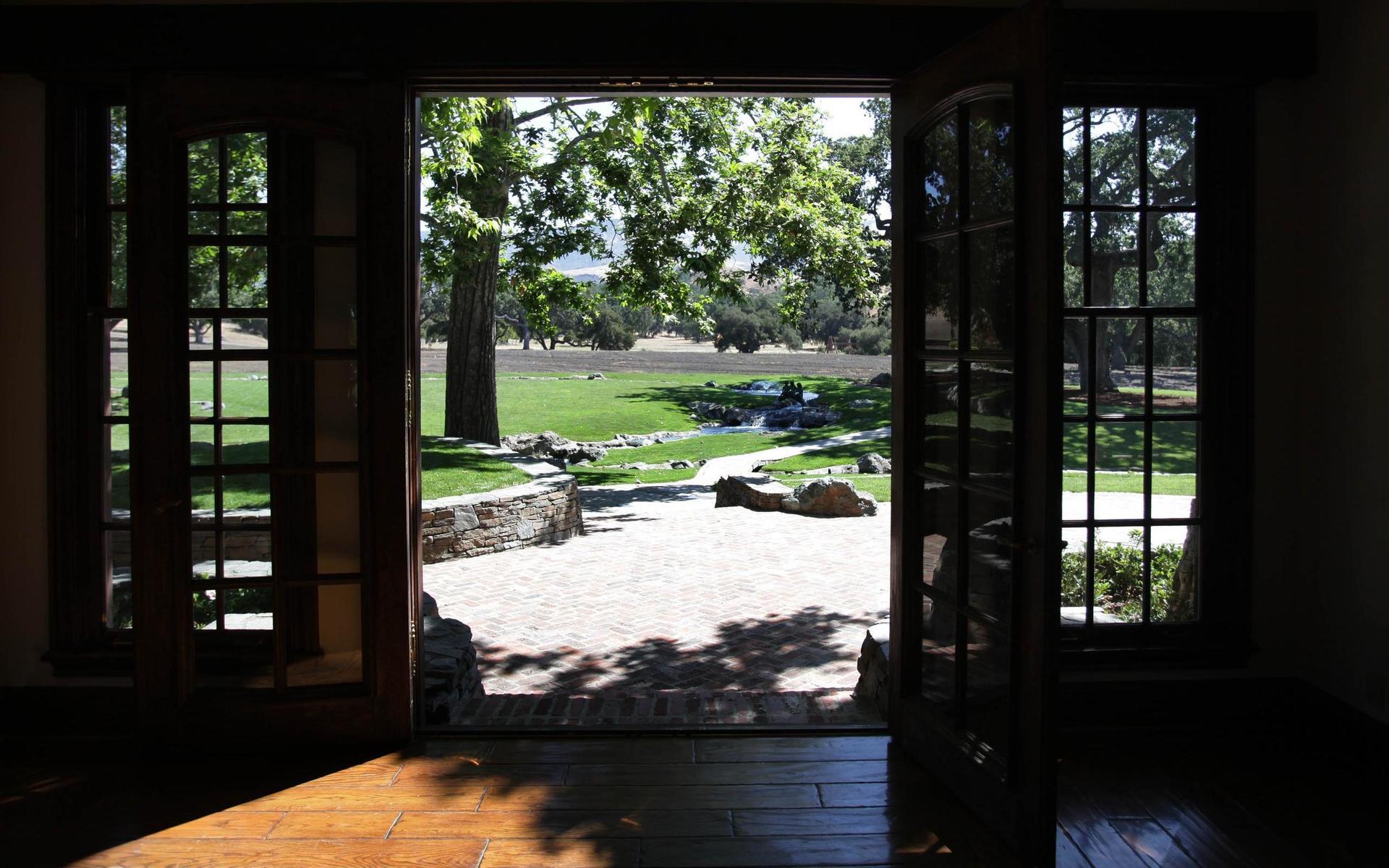 En dörr leder ut från bostadshuset till parken 2009.